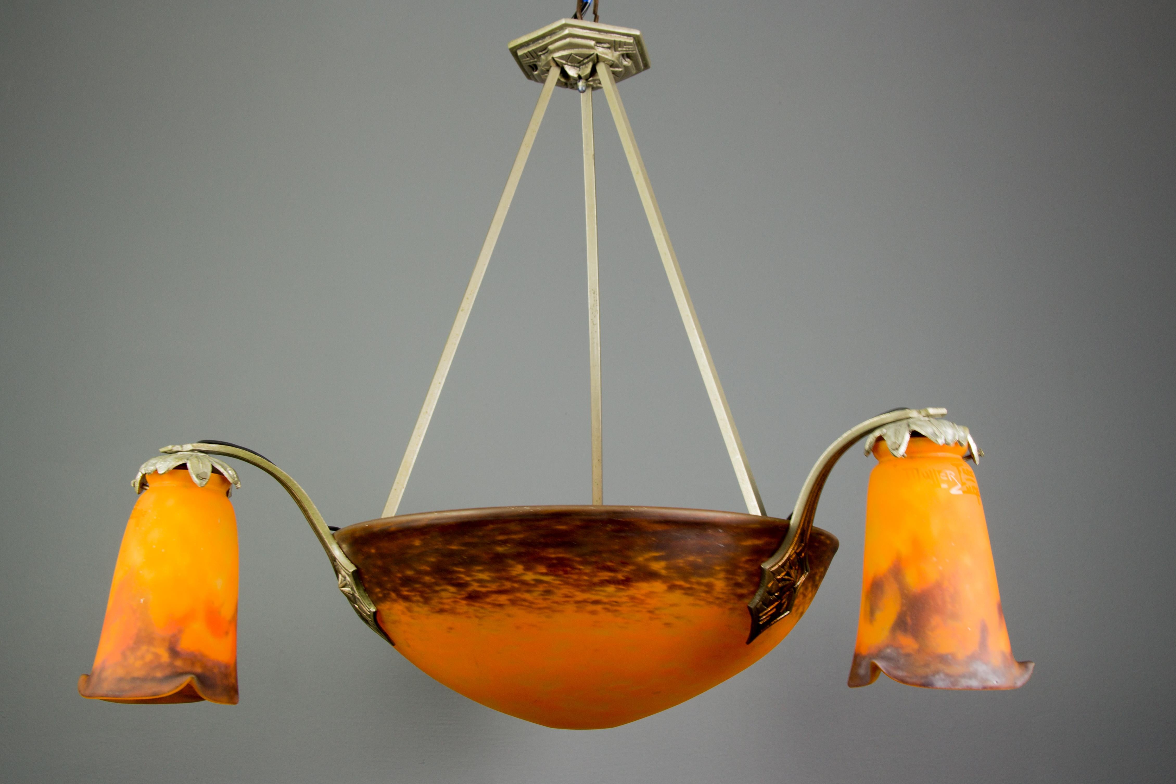 Superb chandelier by the Muller Frères brothers, from circa the 1920s, consisting of a central Pâte de Verre glass bowl shade and three surrounding Pâte de Verre glass shades, glass is signed 