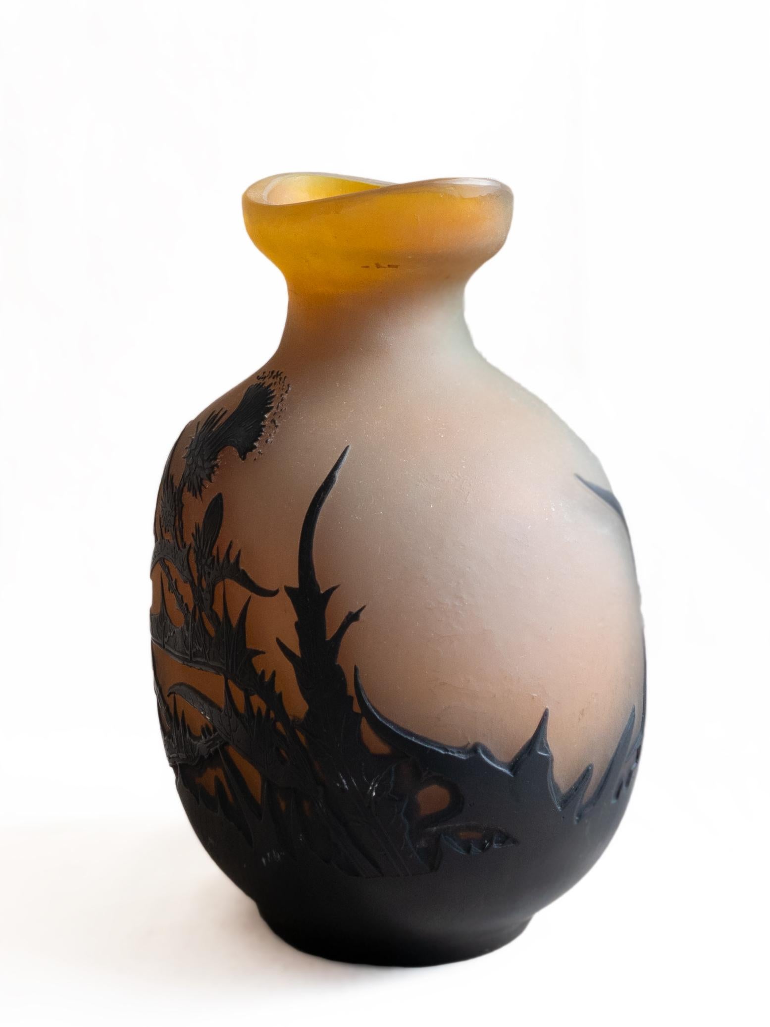 Un raro vaso in vetro souffle cammeo soffiato a stampo di Etablissement Galle Cherries.
Il corpo a balaustro con decorazione incisa all'acido e soffiata a stampo, in tonalità di rosso su un fondo giallo e opaco inciso, sopra un piede circolare