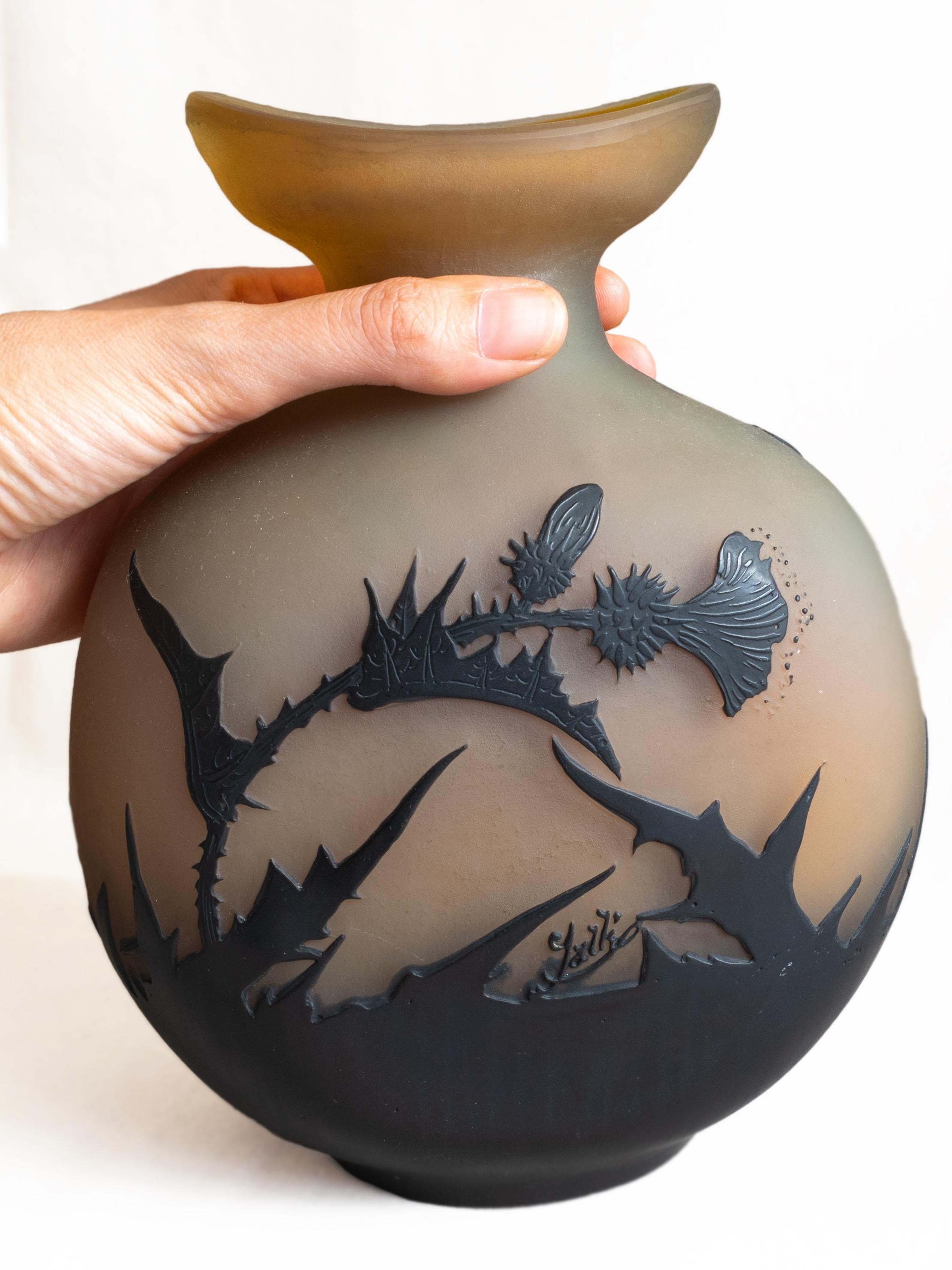 Realizzato con acquaforte Vaso a cardo in vetro multistrato arancione nero Art Nouveau, 1900 in vendita