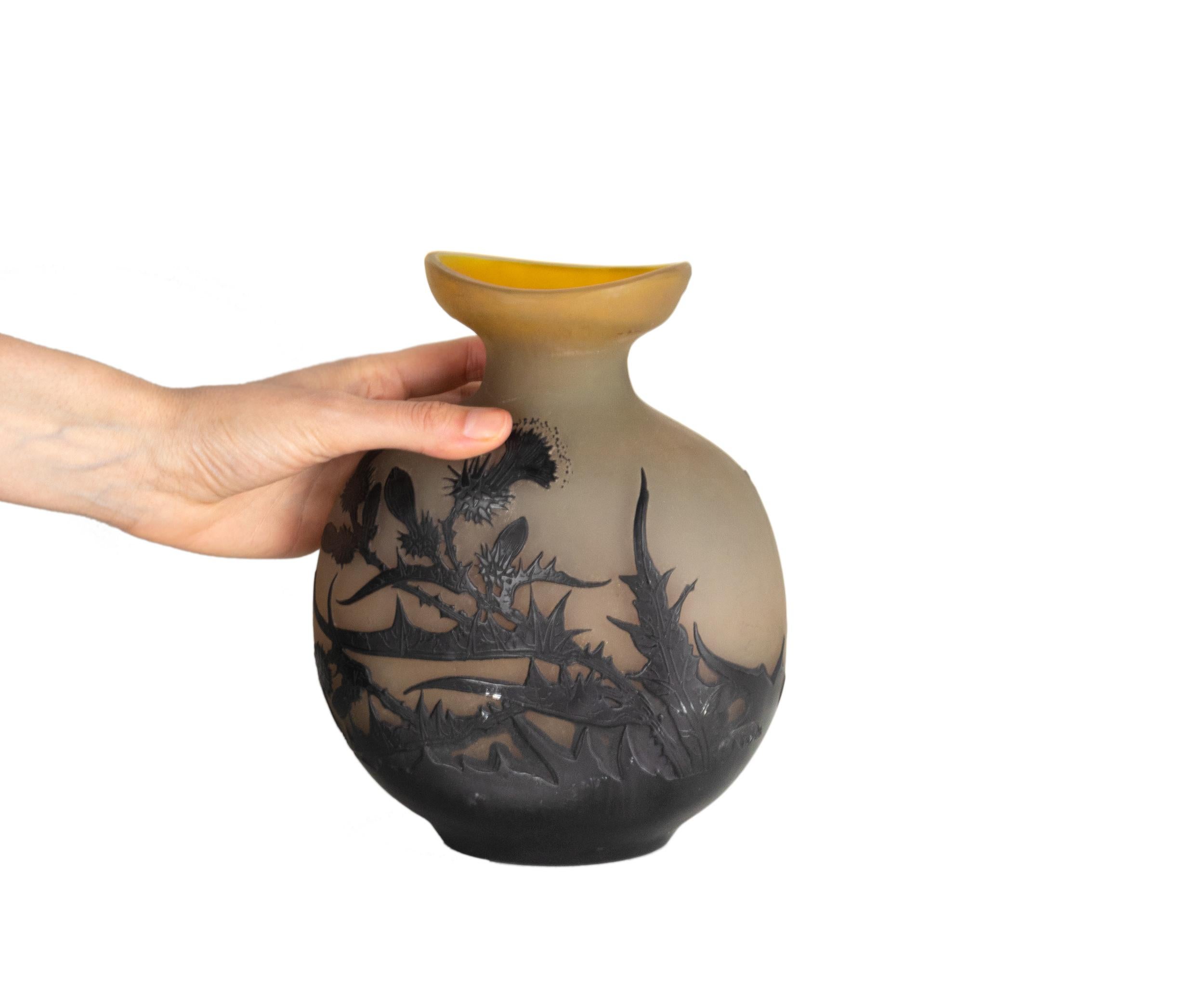 Vaso a cardo in vetro multistrato arancione nero Art Nouveau, 1900 in vendita 1