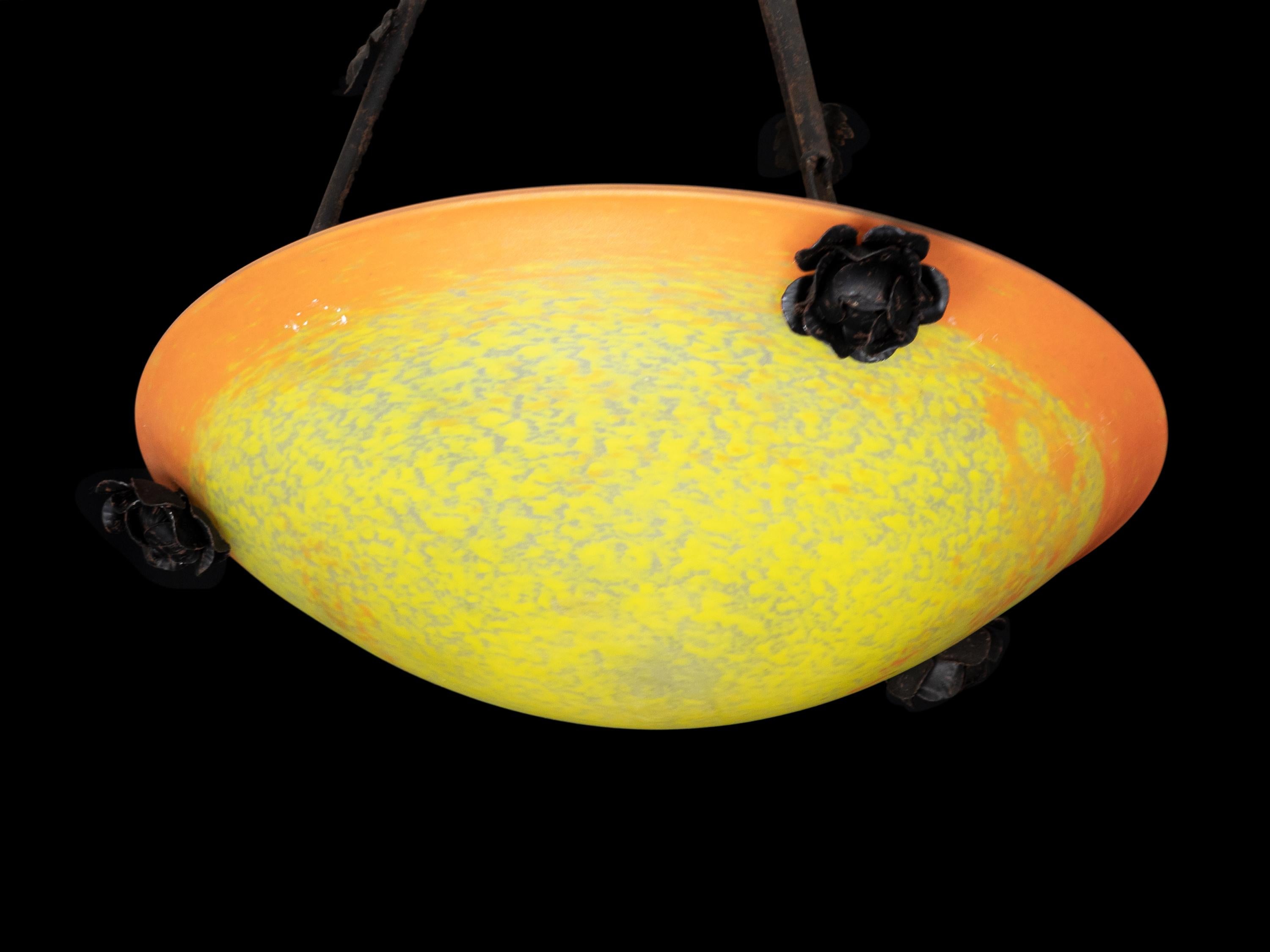 Forgiato Ciondolo da soffitto Art Nouveau giallo arancio, vetro Nancy, 1900 in vendita