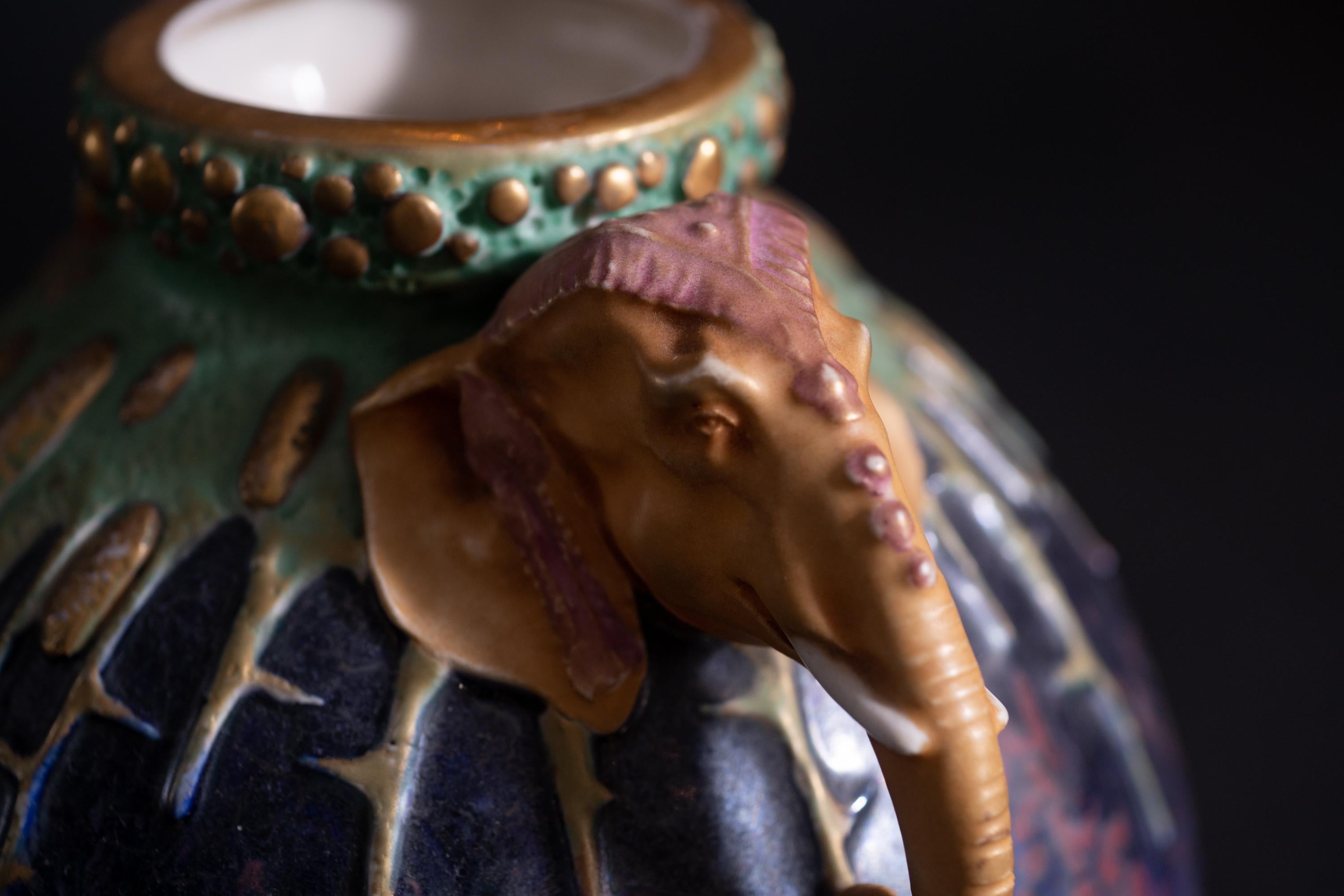Jugendstil-Vase mit verschnörkeltem Elefantenkopfgriff im Jugendstil für RStK Amphora im Angebot 3