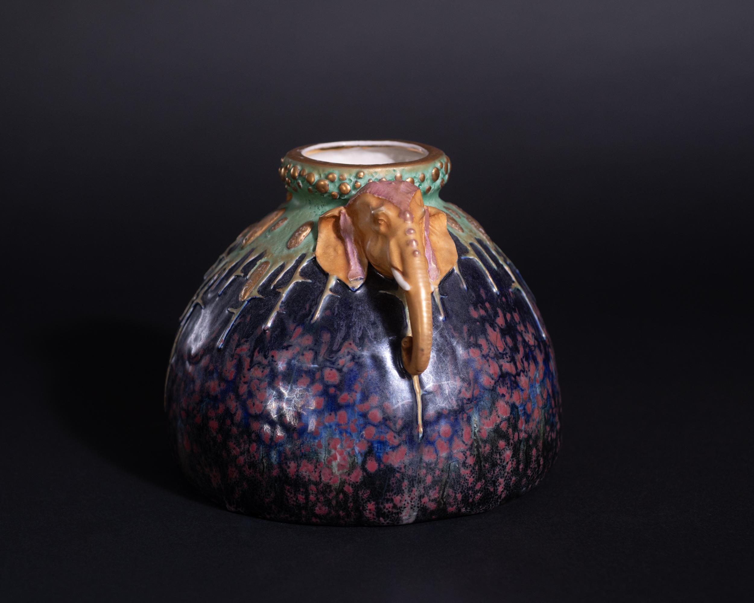 Jugendstil-Vase mit verschnörkeltem Elefantenkopfgriff im Jugendstil für RStK Amphora (Art nouveau) im Angebot