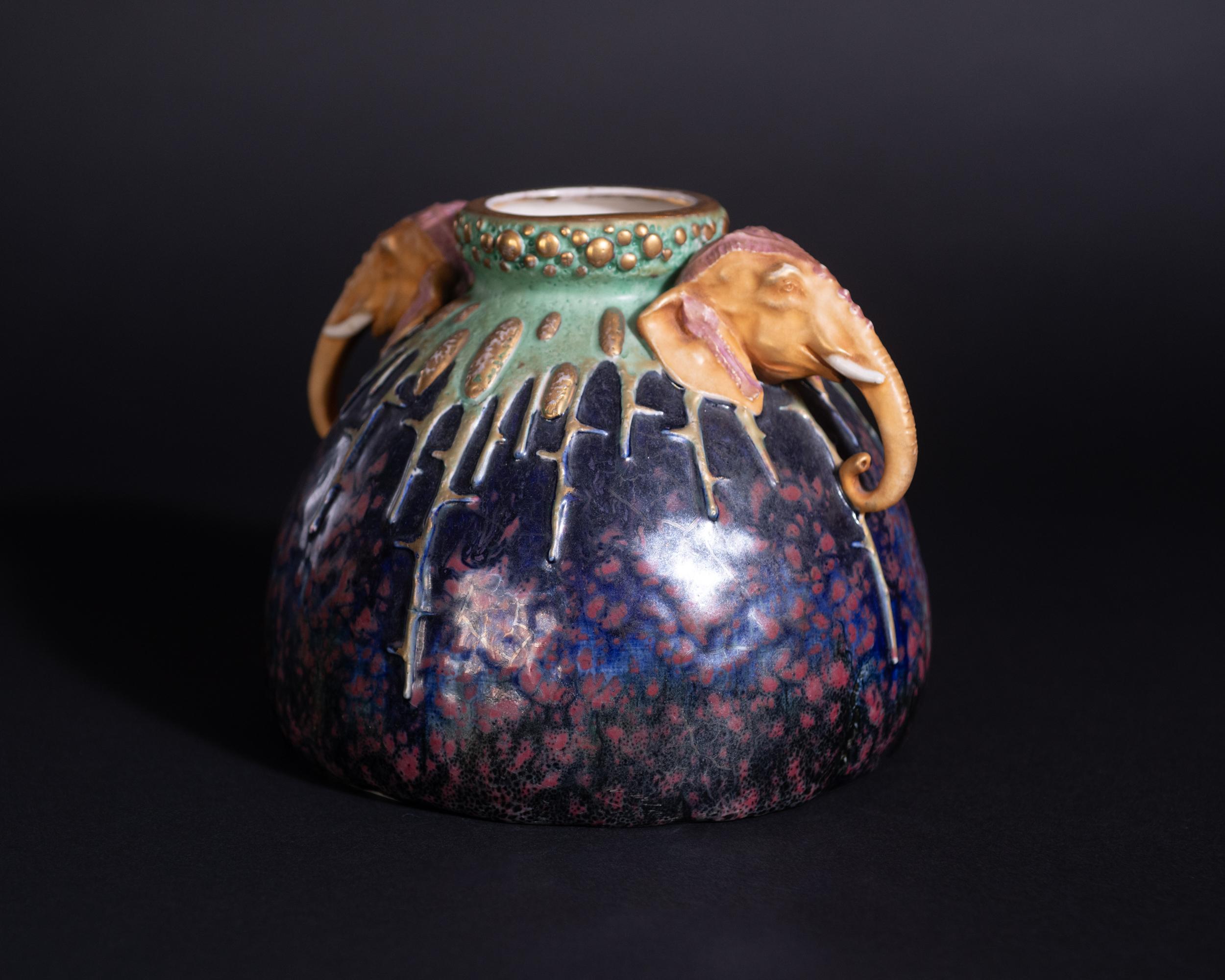 Jugendstil-Vase mit verschnörkeltem Elefantenkopfgriff im Jugendstil für RStK Amphora (Glasiert) im Angebot