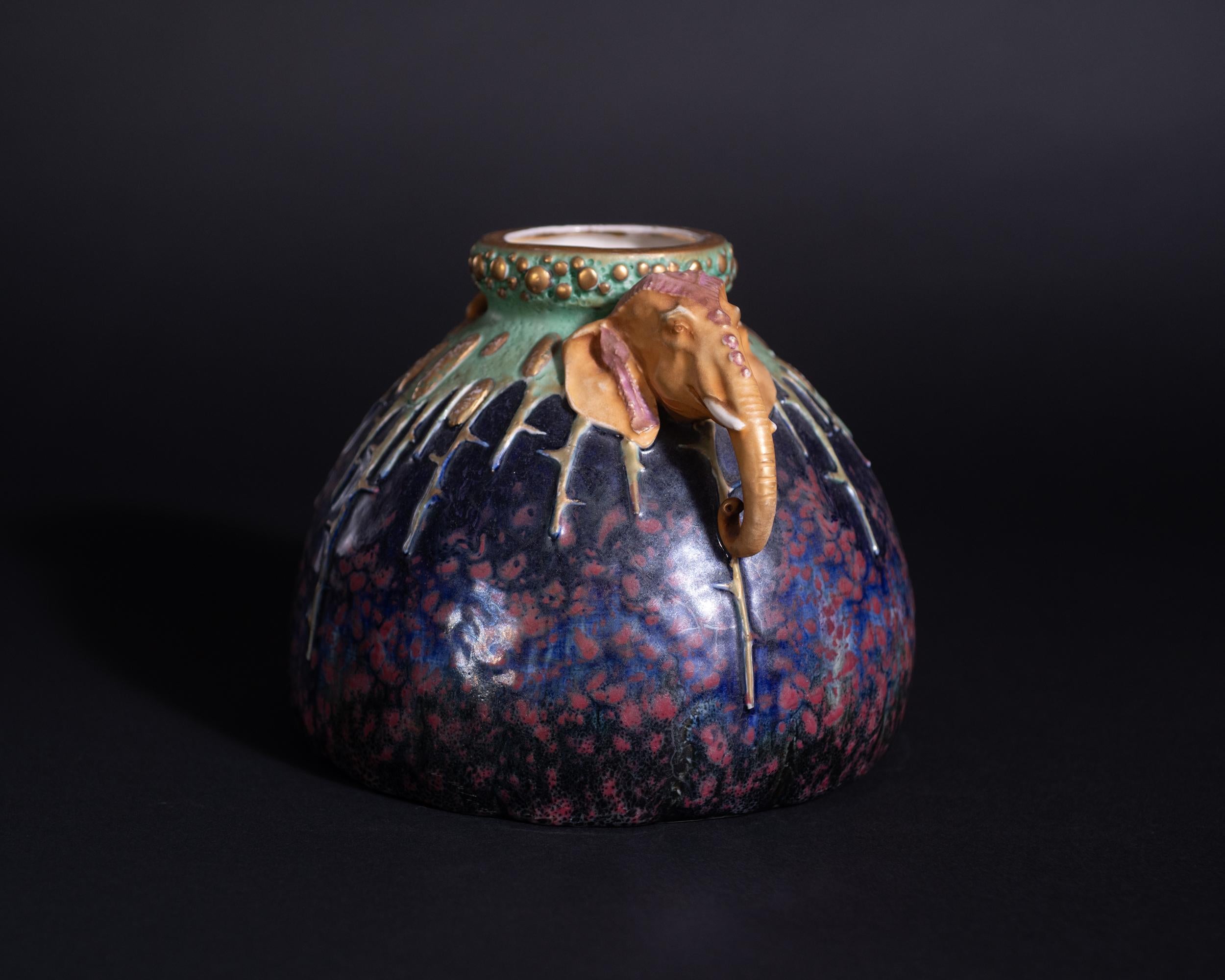 Jugendstil-Vase mit verschnörkeltem Elefantenkopfgriff im Jugendstil für RStK Amphora im Zustand „Gut“ im Angebot in Chicago, US
