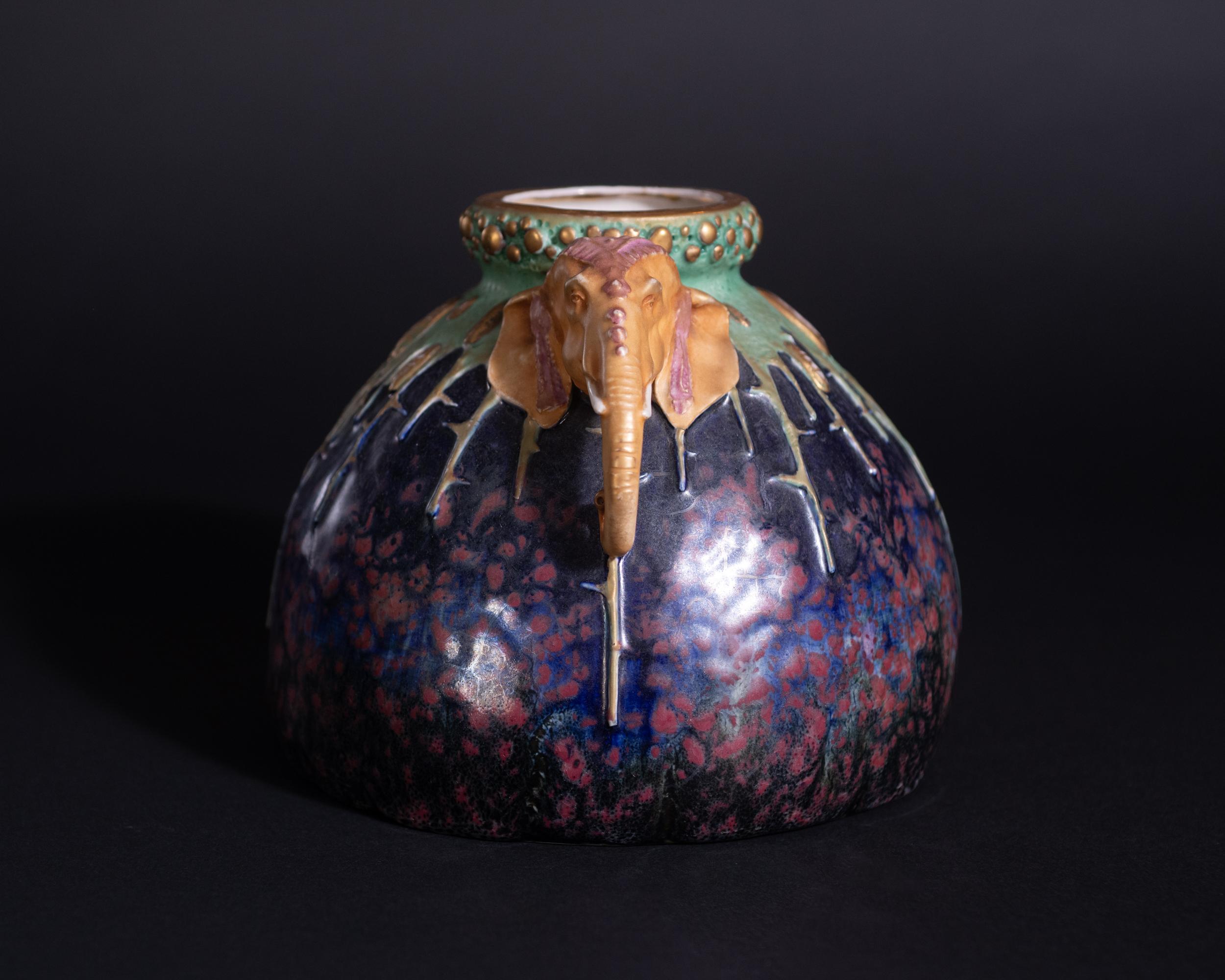 Jugendstil-Vase mit verschnörkeltem Elefantenkopfgriff im Jugendstil für RStK Amphora (Frühes 20. Jahrhundert) im Angebot