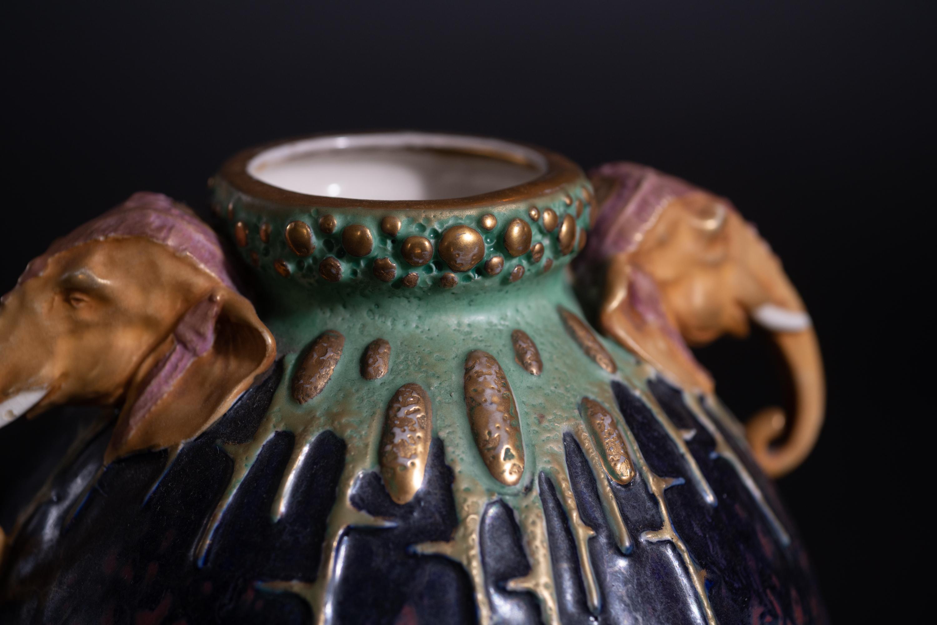 Jugendstil-Vase mit verschnörkeltem Elefantenkopfgriff im Jugendstil für RStK Amphora (Tonware) im Angebot