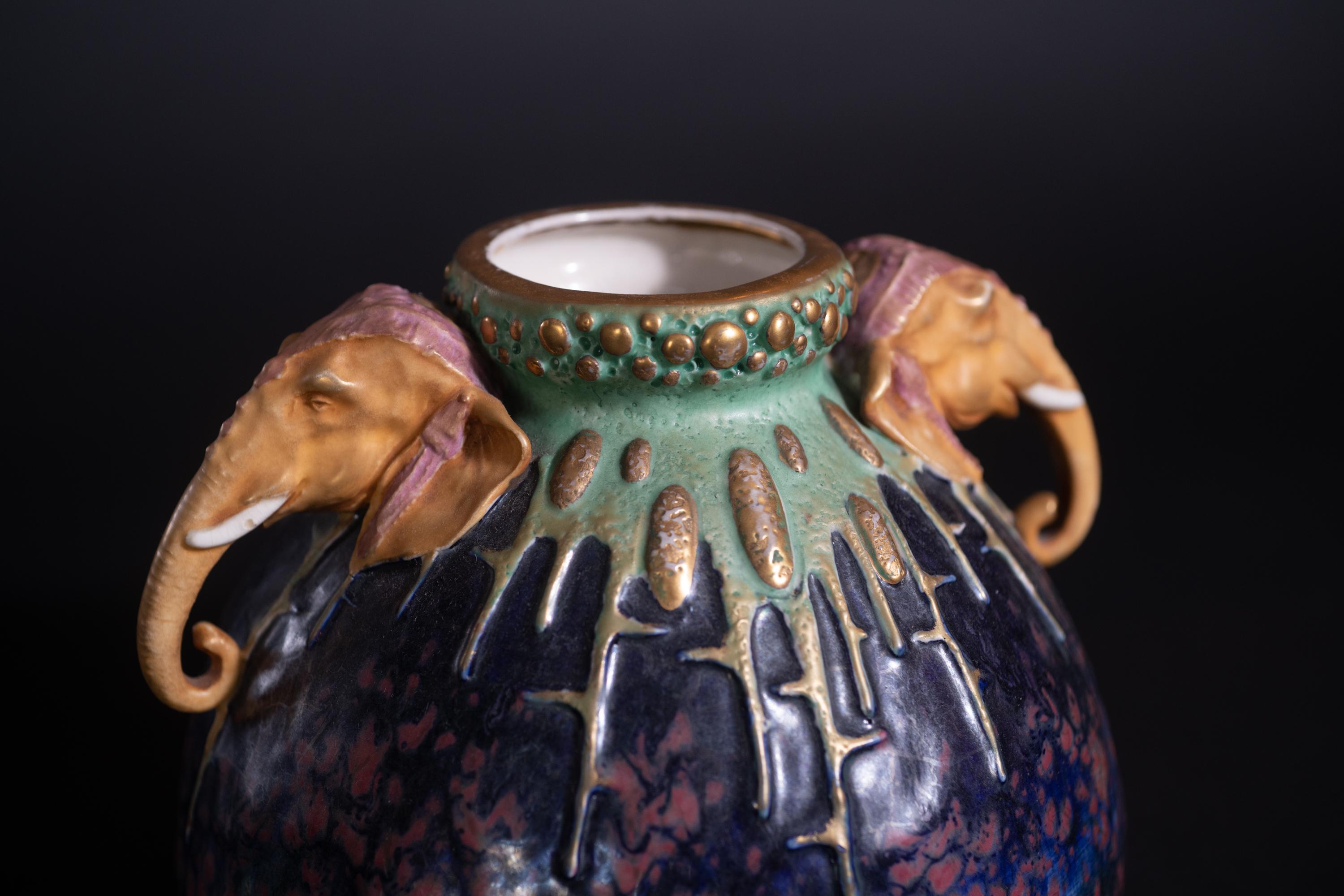 Jugendstil-Vase mit verschnörkeltem Elefantenkopfgriff im Jugendstil für RStK Amphora im Angebot 1