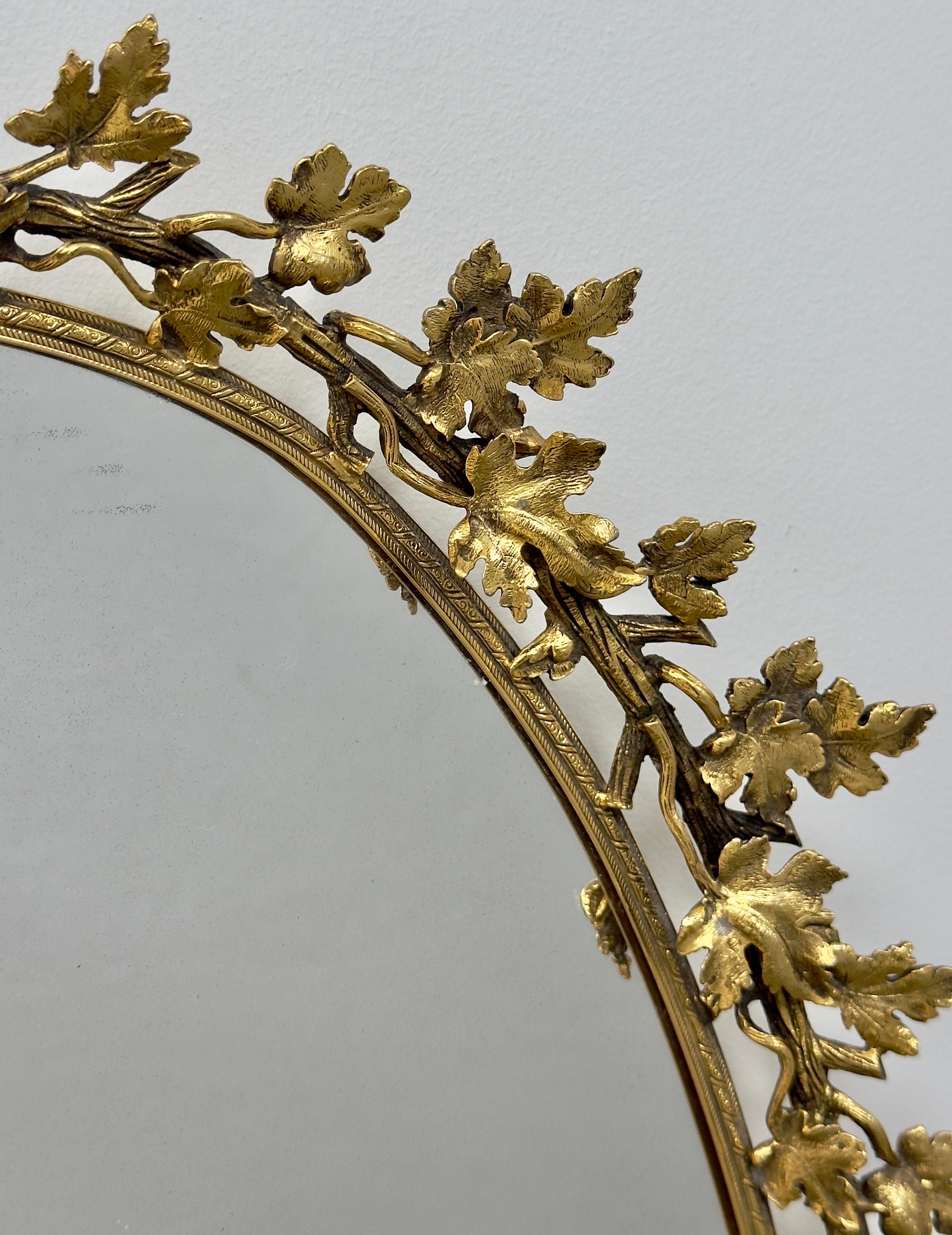 
Der ovale Spiegel im Jugendstil zeigt die zeitlose Schönheit und organische Eleganz der Bewegung. Sein Messingrahmen ist mit einem zarten, fließenden Blattmotiv verziert. Die sanft geschwungene, langgestreckte ovale Form des Spiegels strahlt eine