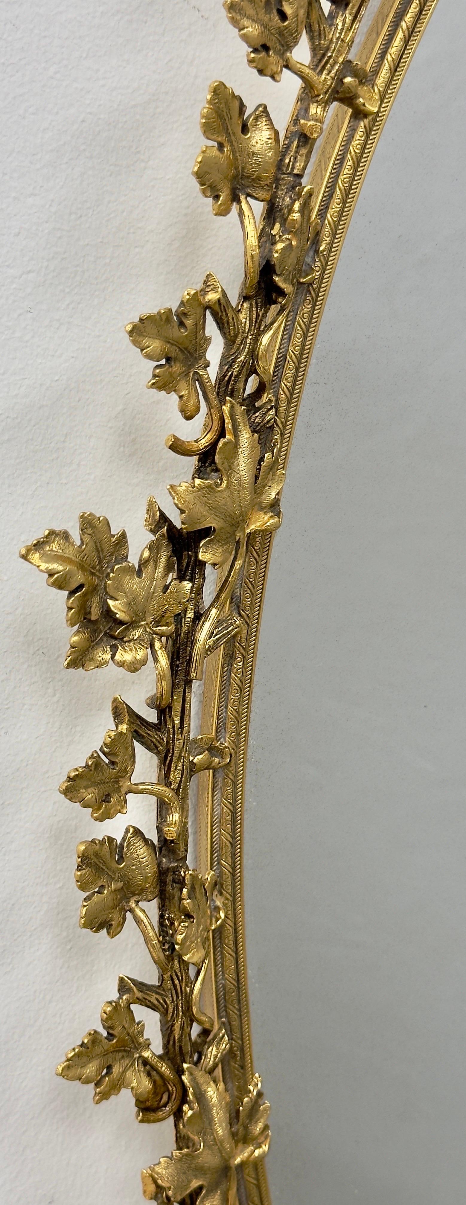 Art Nouveau Oval Messing Blatt Design Rahmen Wand oder Vanity Spiegel (20. Jahrhundert)