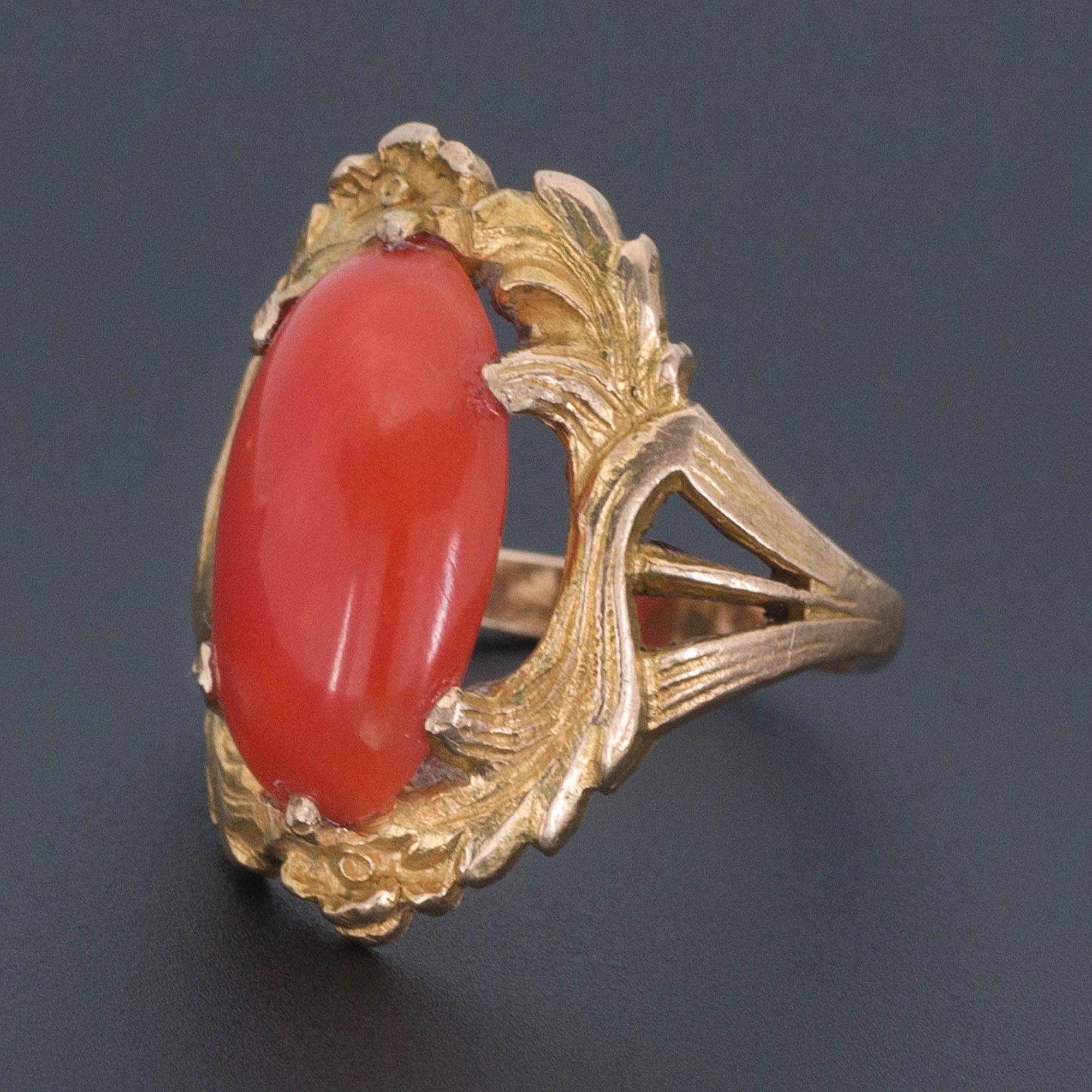 Un vibrante anello di corallo della tarda epoca Art Nouveau (circa 1910-1920).

L'anello presenta un cabochon di corallo arancione intenso incastonato in una montatura ornata di foglie. L'anello non è marcato, ma i test acidi indicano che si tratta