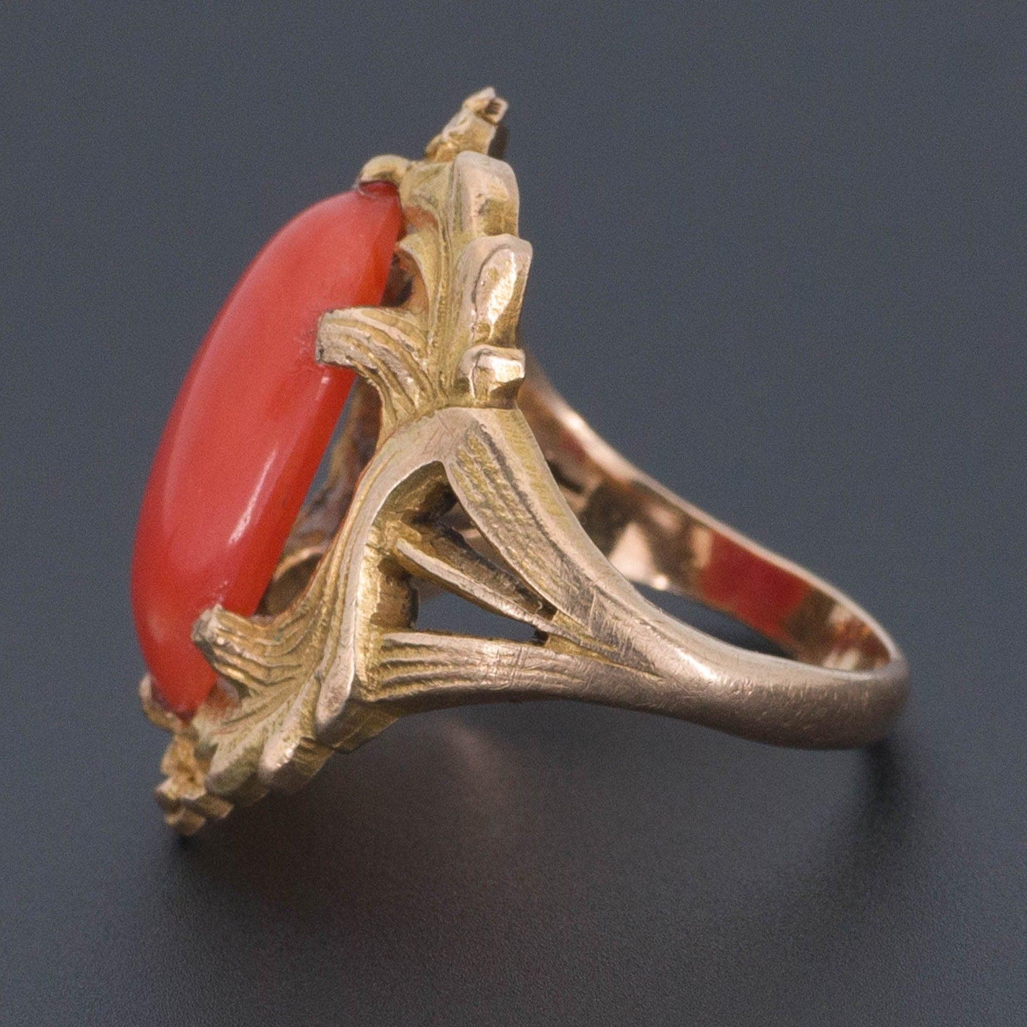 Cabochon Anello di corallo ovale Art Nouveau in oro 10k in vendita