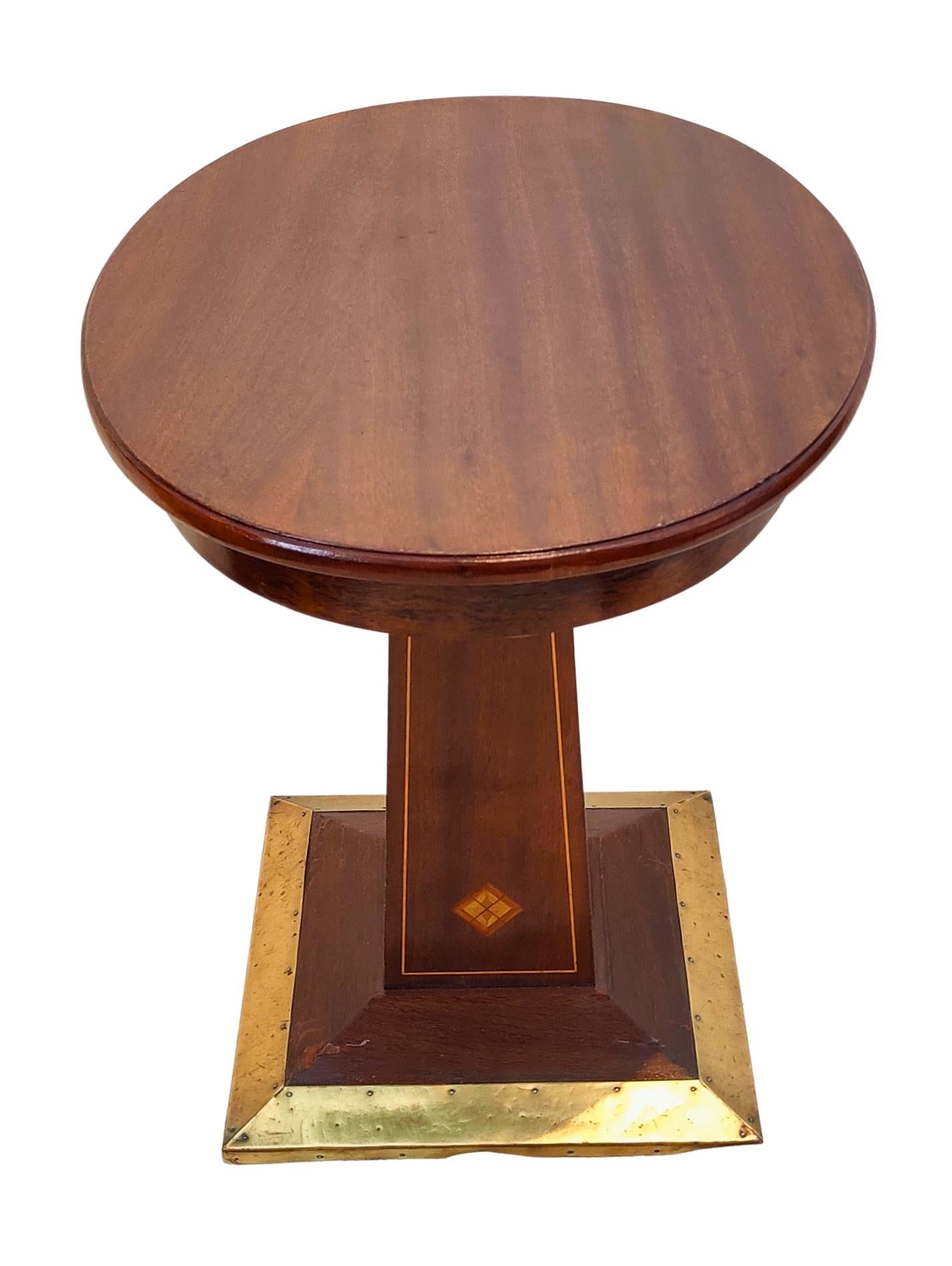 Poli Table de salon ovale Art Nouveau en vente