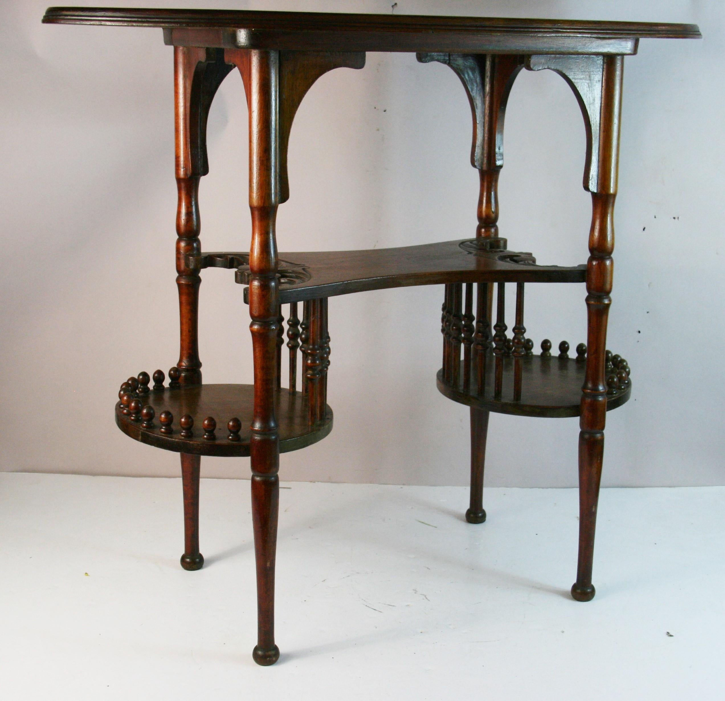 1880 Table d'entrée / d'appoint ovale Art Nouveau avec plateau inférieur et fuseaux sculptés
Le Top-Light a une finition plus claire que le bas. Il doit avoir été refait à une certaine date.
