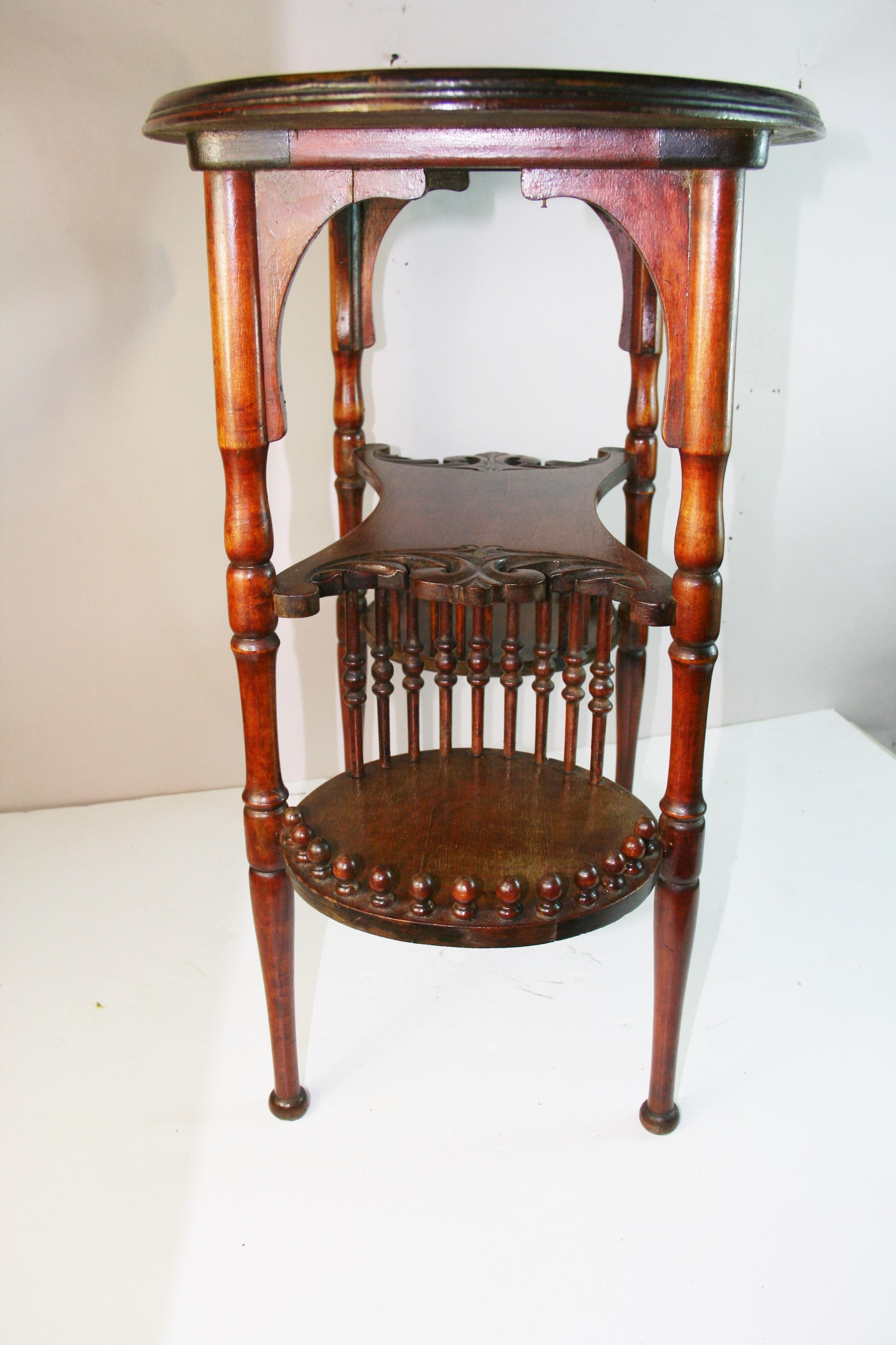 Début du 20ème siècle Art Nouveau Ovale  Table d'appoint/de salon en vente