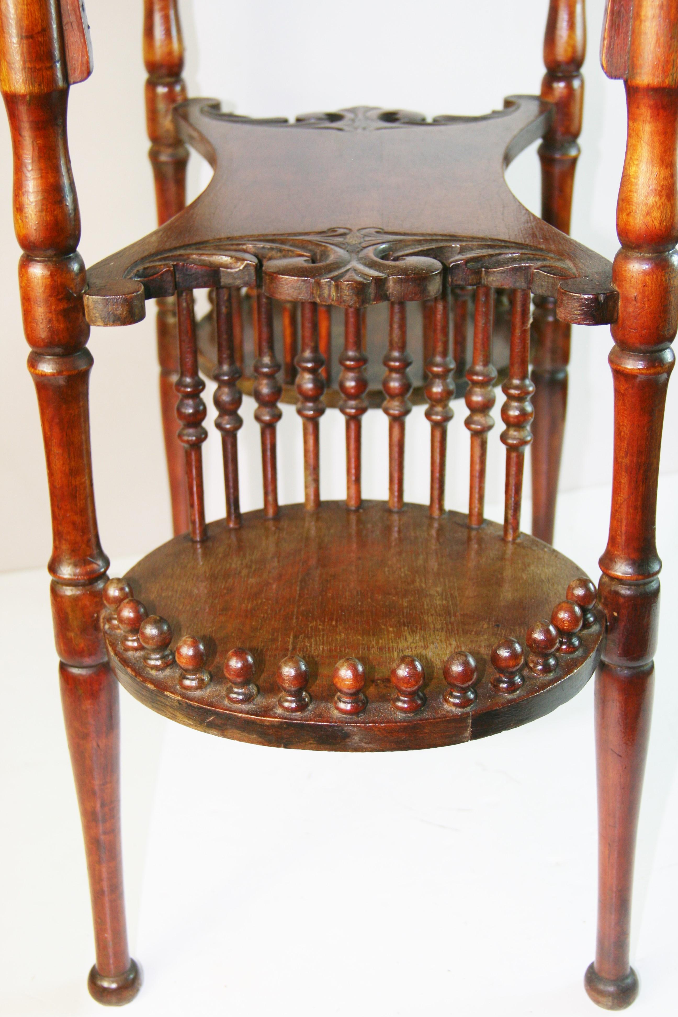 Bois de feuillus Art Nouveau Ovale  Table d'appoint/de salon en vente