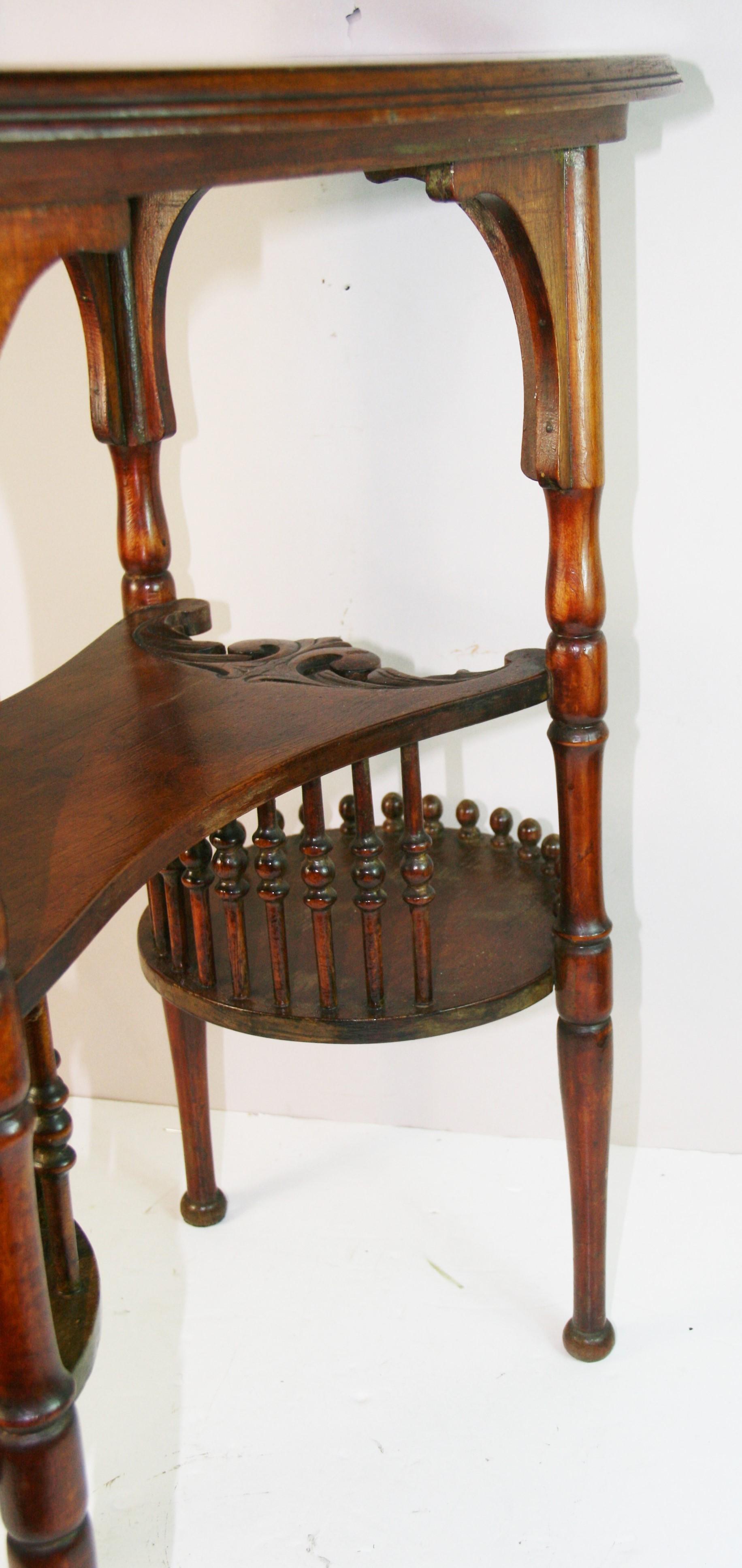 Art Nouveau Ovale  Table d'appoint/de salon en vente 1
