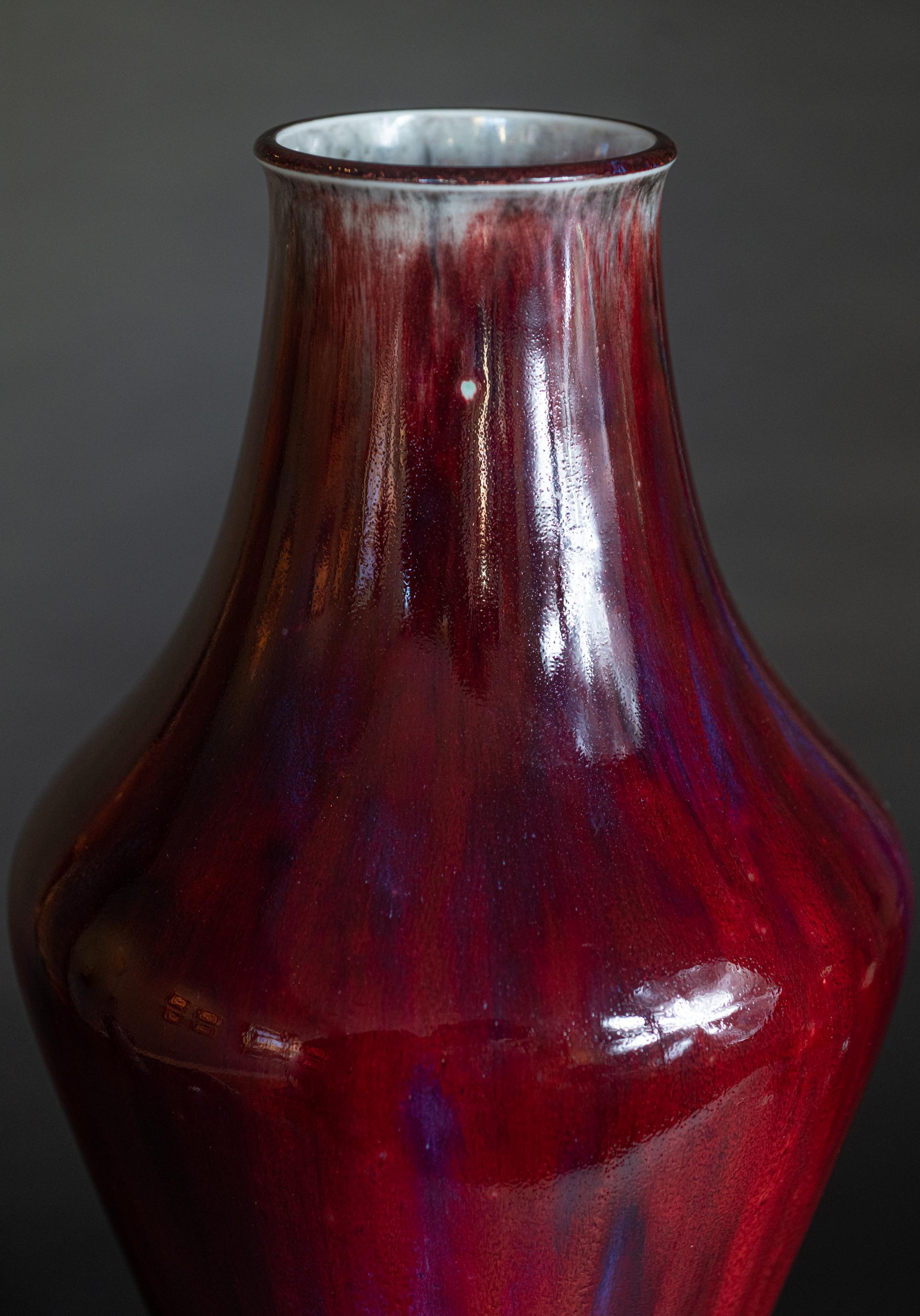 Vase Art Nouveau couleur sang de boeuf avec monture en bronze en forme d'escargot par la Manufacture Nationale de Sèvres en vente 1