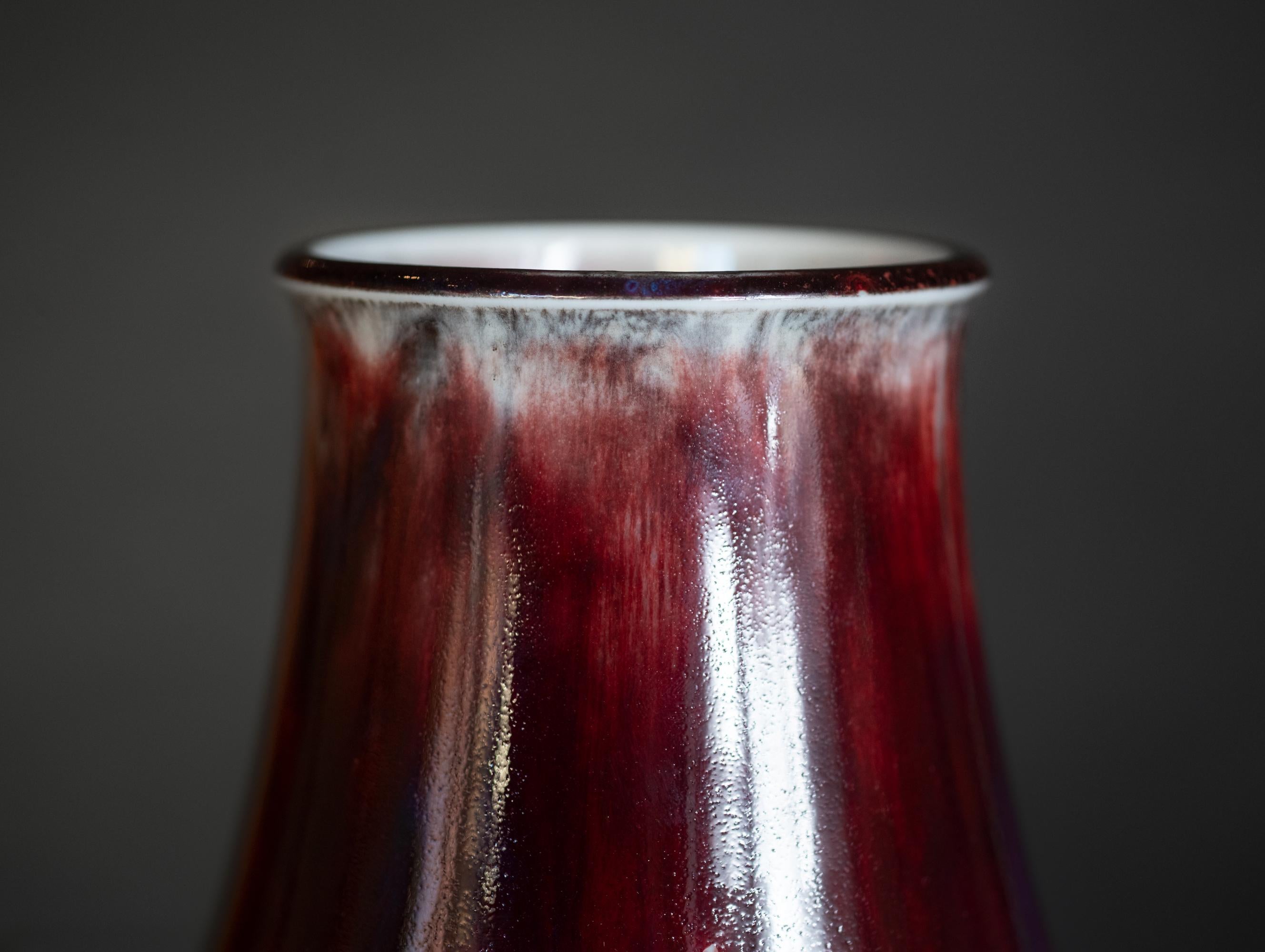 Vase Art Nouveau couleur sang de boeuf avec monture en bronze en forme d'escargot par la Manufacture Nationale de Sèvres en vente 2