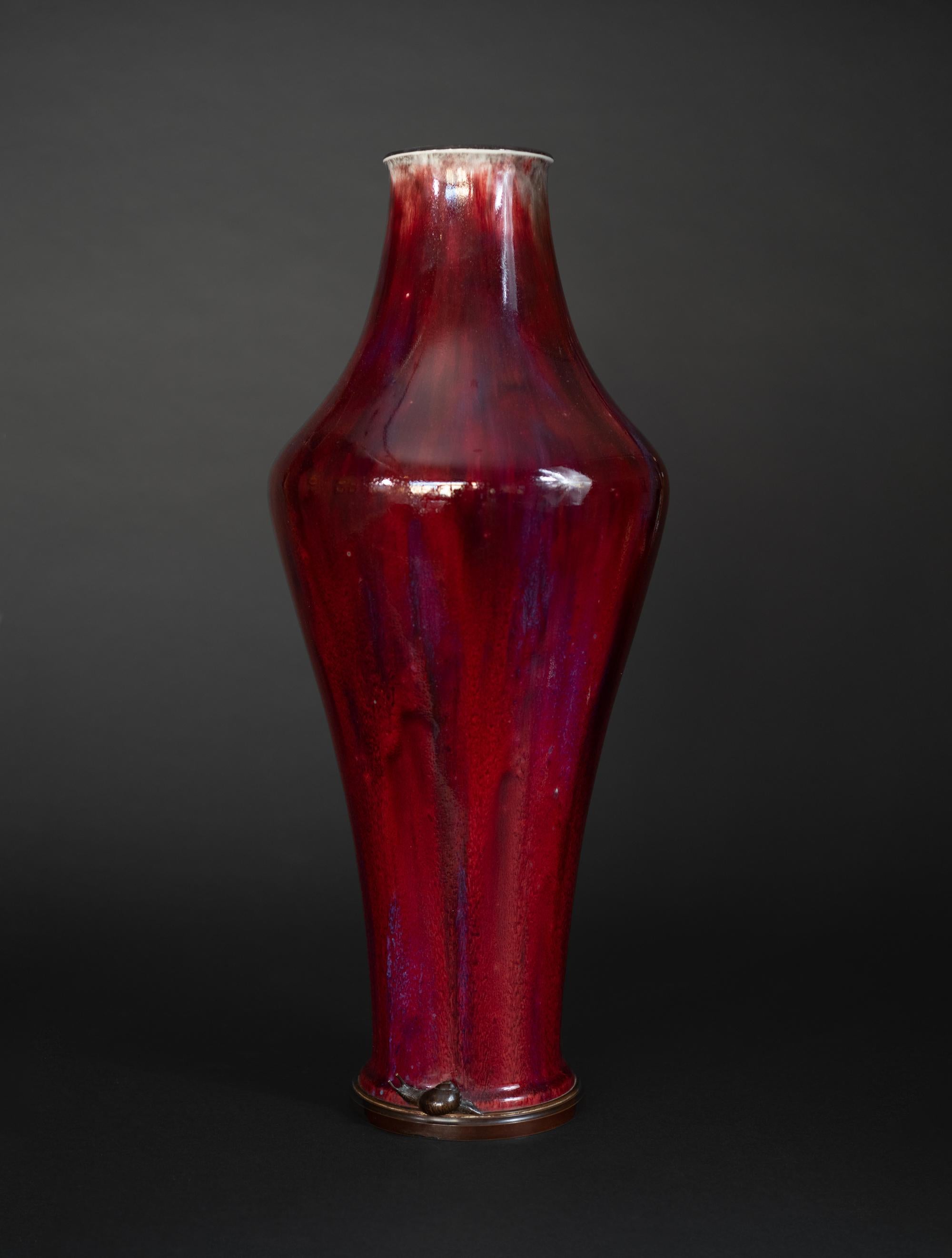 Jugendstil-Vase mit Ochsenblutvase und Bronzeschneckenhalterung von Manufacture Nationale Sevres (Art nouveau) im Angebot