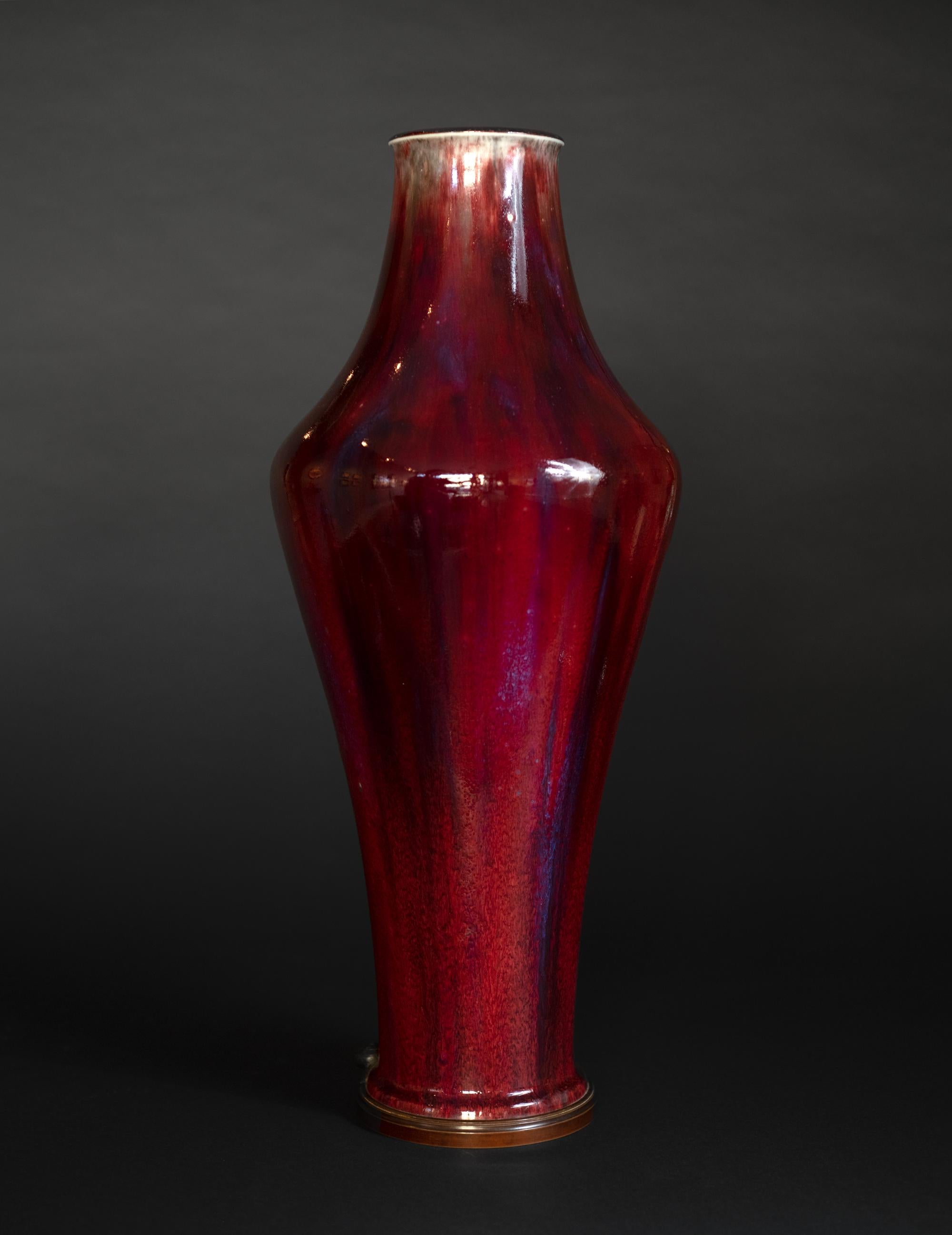 Jugendstil-Vase mit Ochsenblutvase und Bronzeschneckenhalterung von Manufacture Nationale Sevres (Französisch) im Angebot