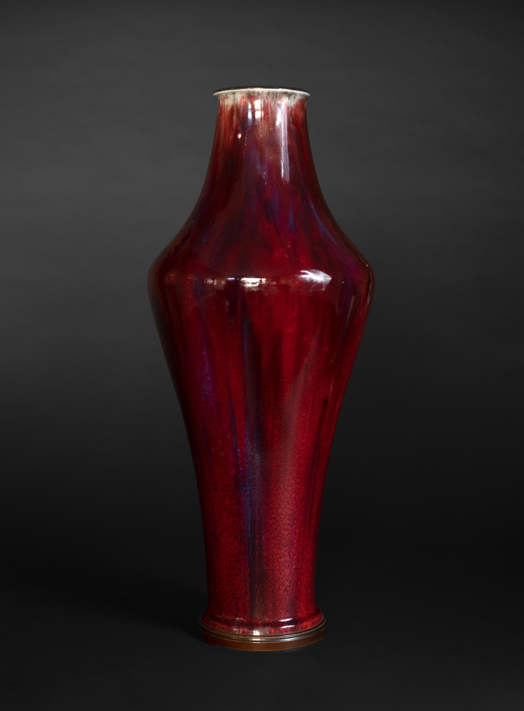 Jugendstil-Vase mit Ochsenblutvase und Bronzeschneckenhalterung von Manufacture Nationale Sevres (Patiniert) im Angebot