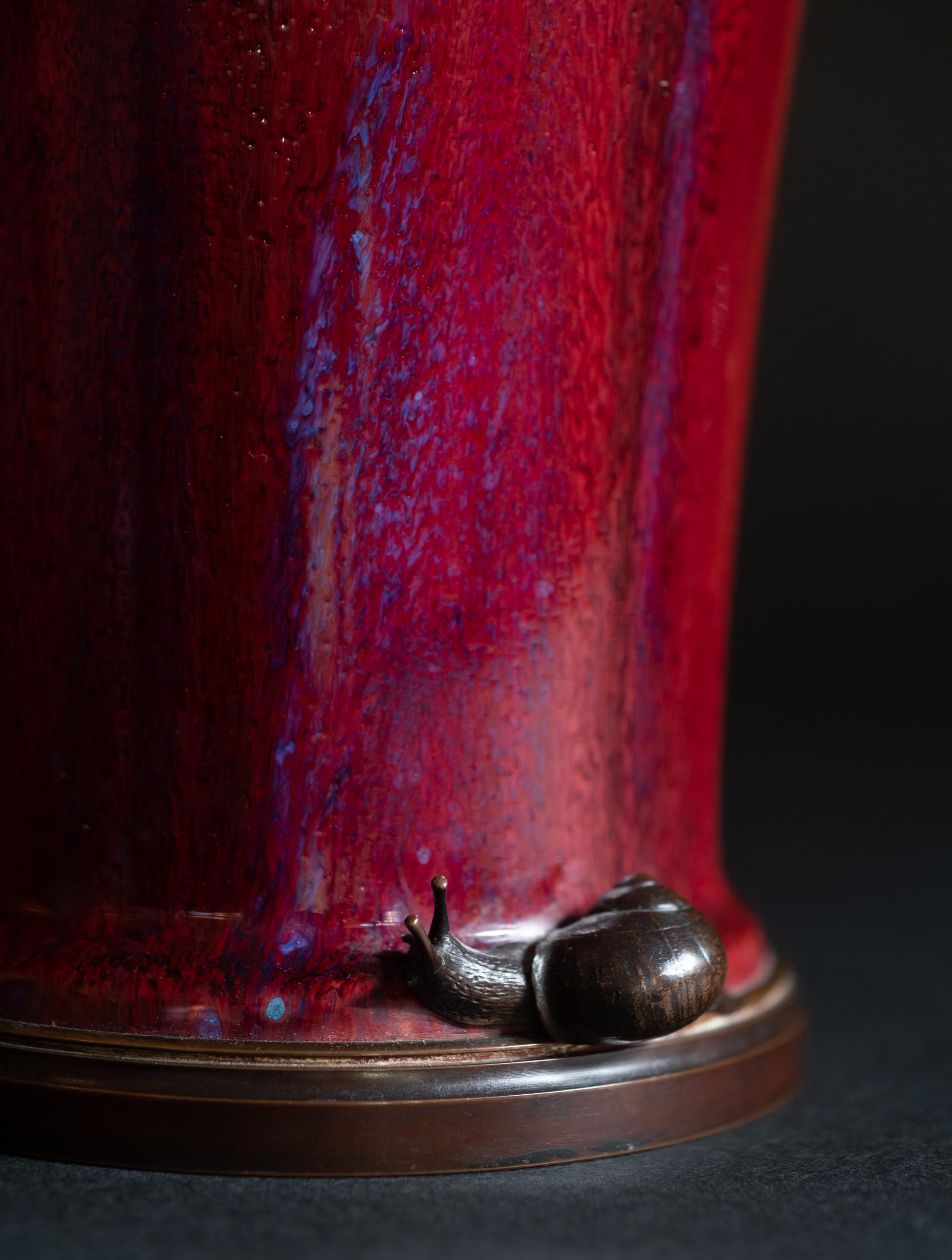 Jugendstil-Vase mit Ochsenblutvase und Bronzeschneckenhalterung von Manufacture Nationale Sevres (Spätes 19. Jahrhundert) im Angebot