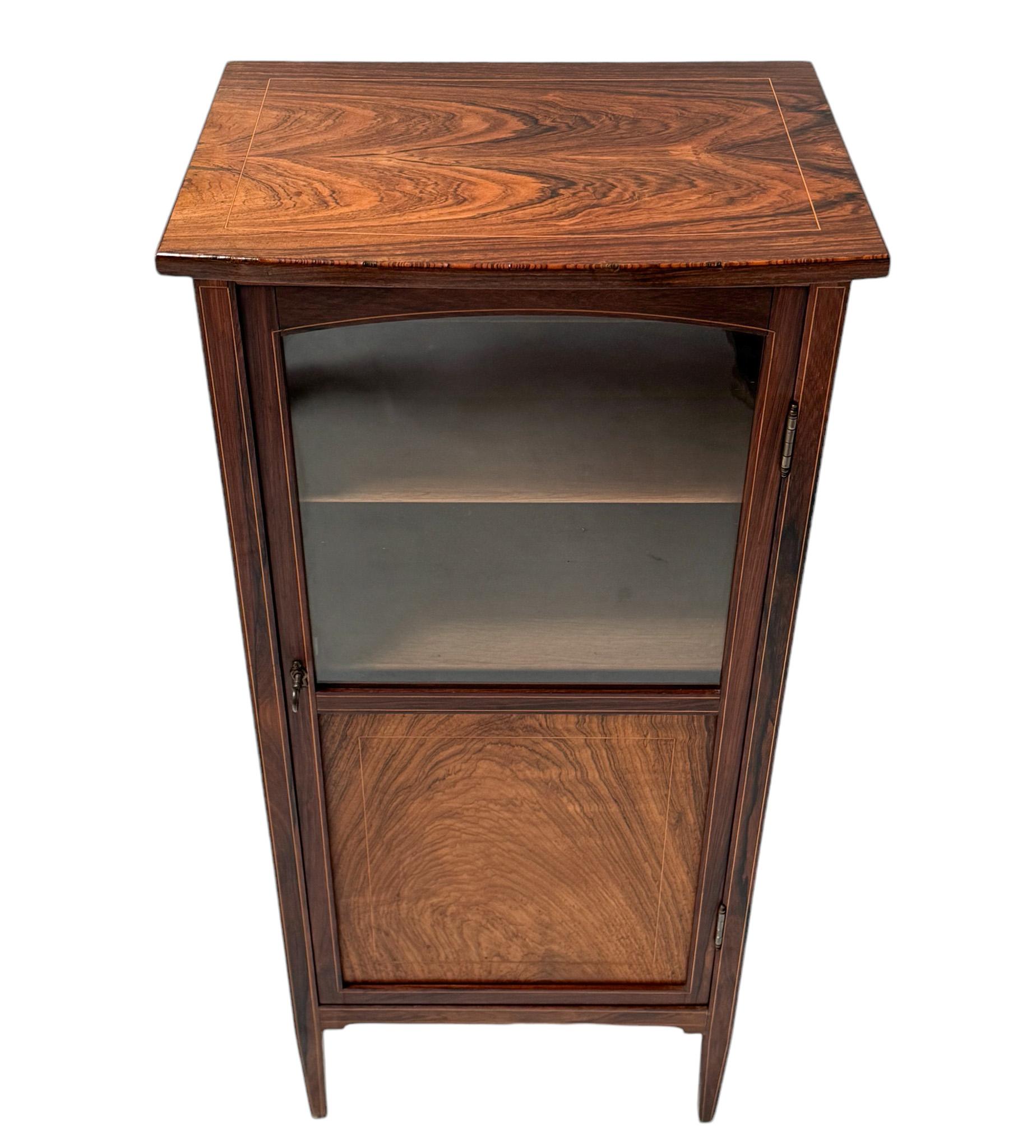 Splendido ed elegante armadio a un'anta in stile Art Nouveau.
Un sorprendente design olandese del 1900
Base in padouk massiccio e impiallacciata in padouk originale con un'anta che
ha ancora il vetro originale.
La serratura e la chiave sono in buono