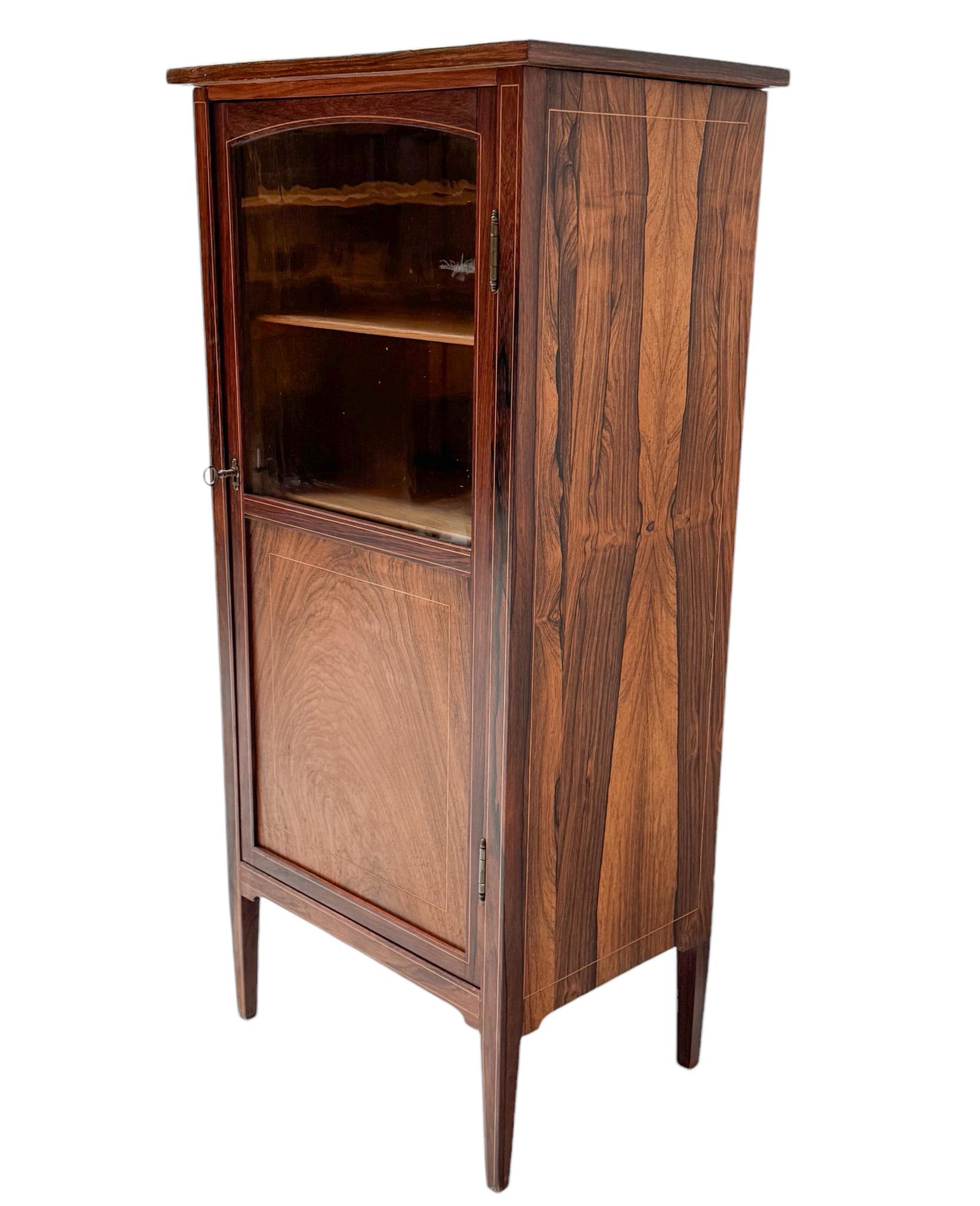 Inizio XX secolo Mobiletto a un'anta in stile Art Nouveau Padouk, 1900 in vendita