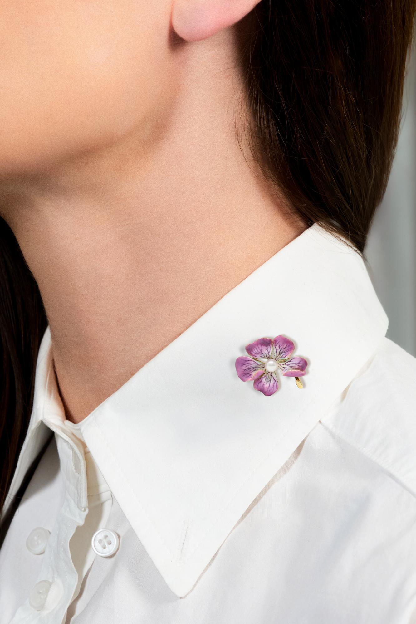 Progettato come un fiore dimensionale con petali in smalto opaco dipinto.
Porpora opaco, magenta e bianco con venature
Presenta una perdita minima e centra una perla montata
Misura 5,0 mm rotonda - bianco con forte iridescenza
Accentuato da uno