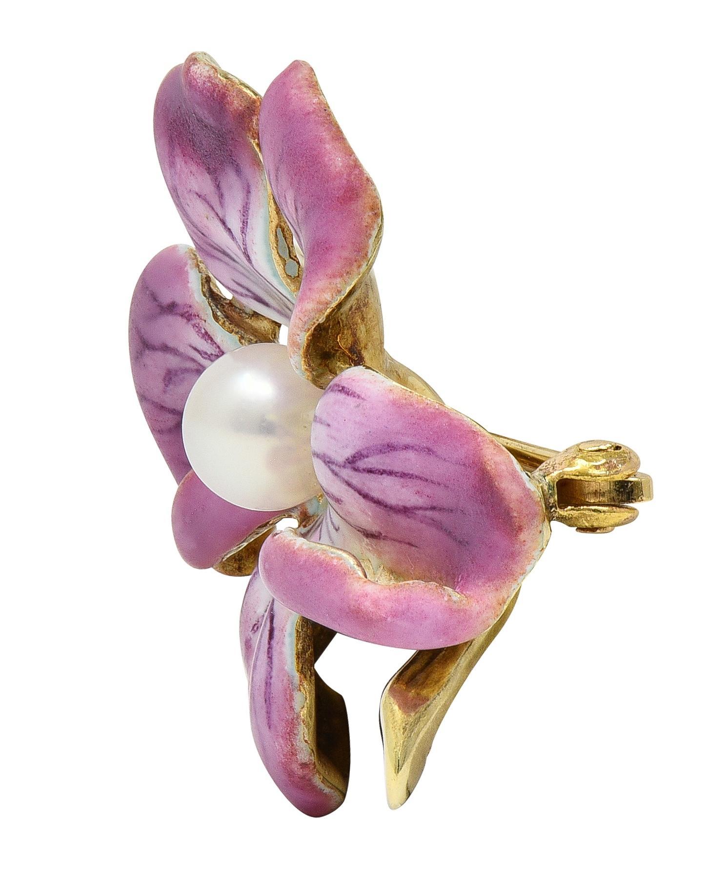 Art Nouveau Spilla a forma di fiore in stile liberty dipinta con smalto e perle in oro giallo 14 carati in vendita