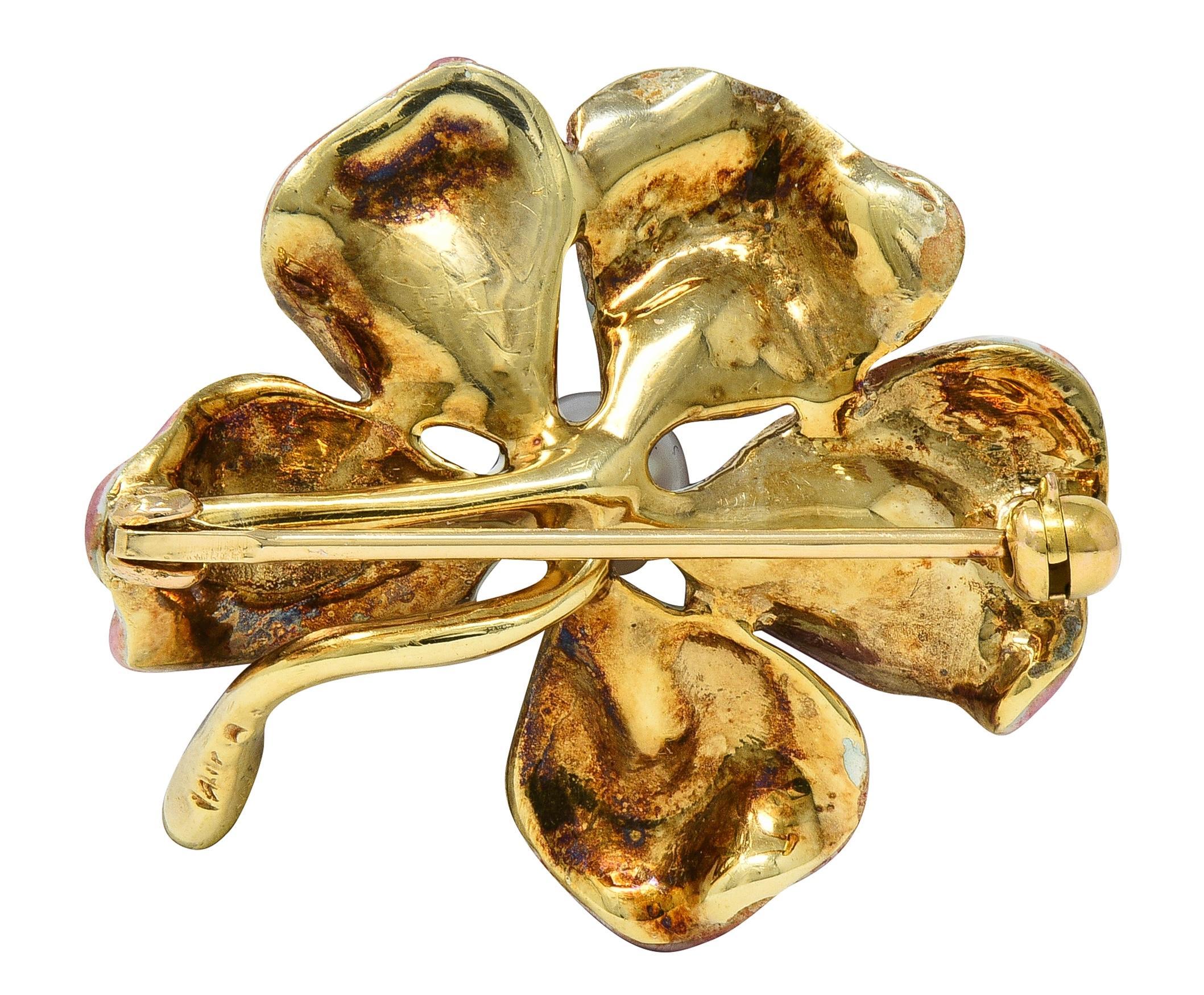 Perlina Spilla a forma di fiore in stile liberty dipinta con smalto e perle in oro giallo 14 carati in vendita