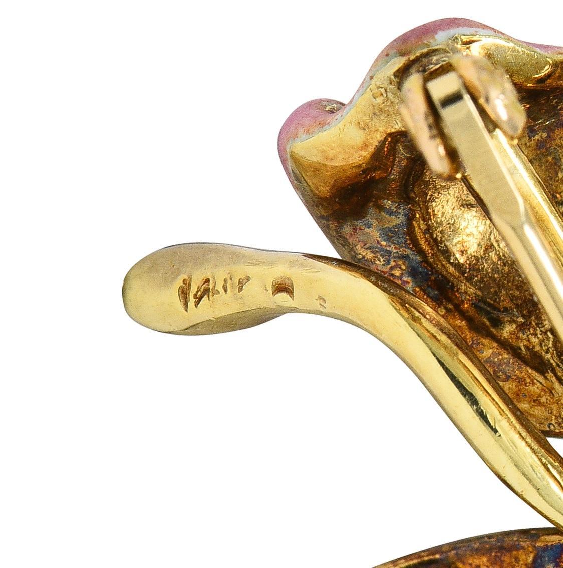 Spilla a forma di fiore in stile liberty dipinta con smalto e perle in oro giallo 14 carati in vendita 1