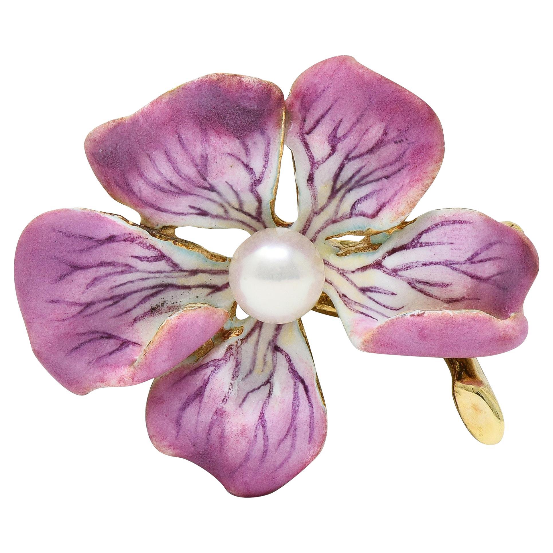 Spilla a forma di fiore in stile liberty dipinta con smalto e perle in oro giallo 14 carati in vendita