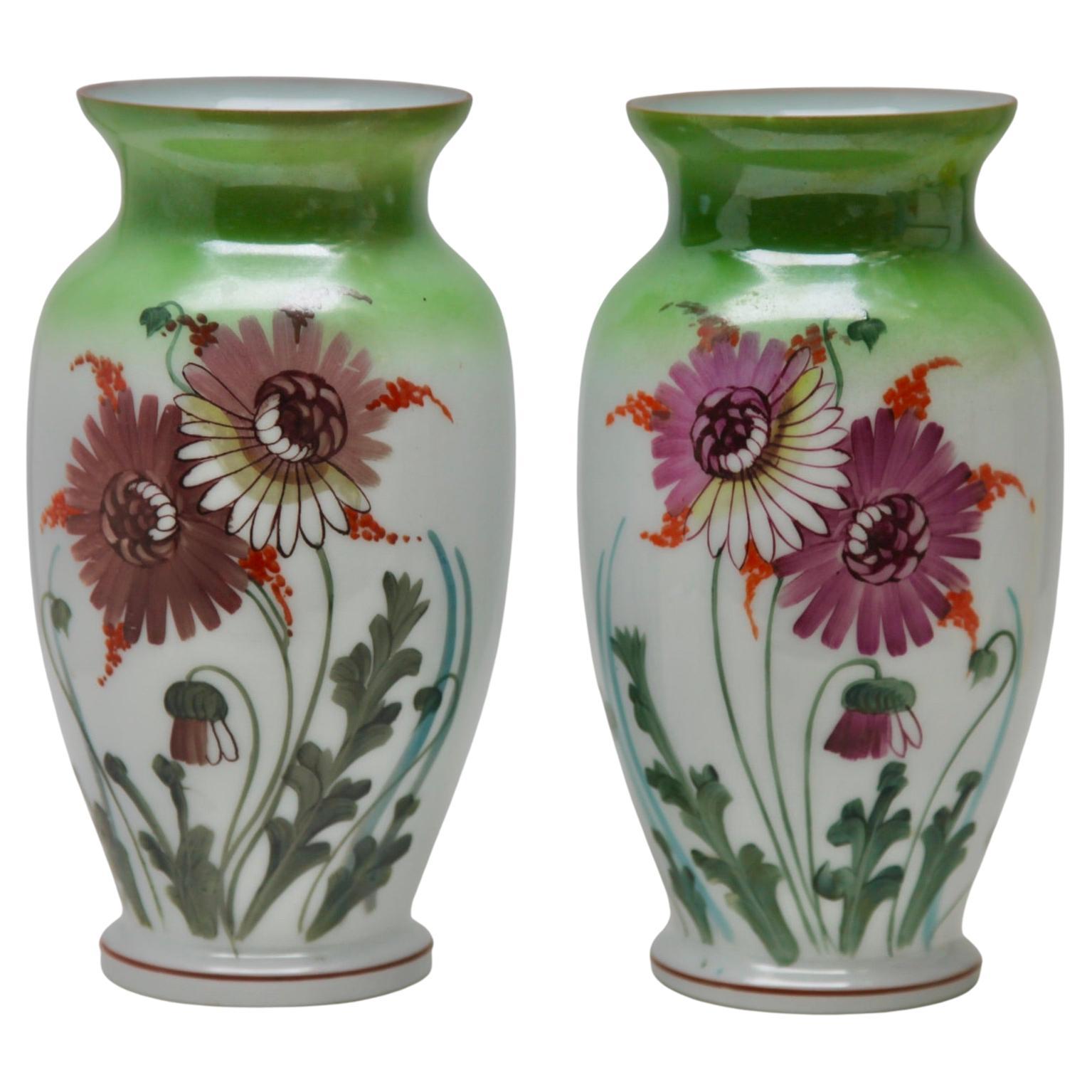 Paire de vases en opaline Art Nouveau faits à la main et peints à la main, France, années 1920