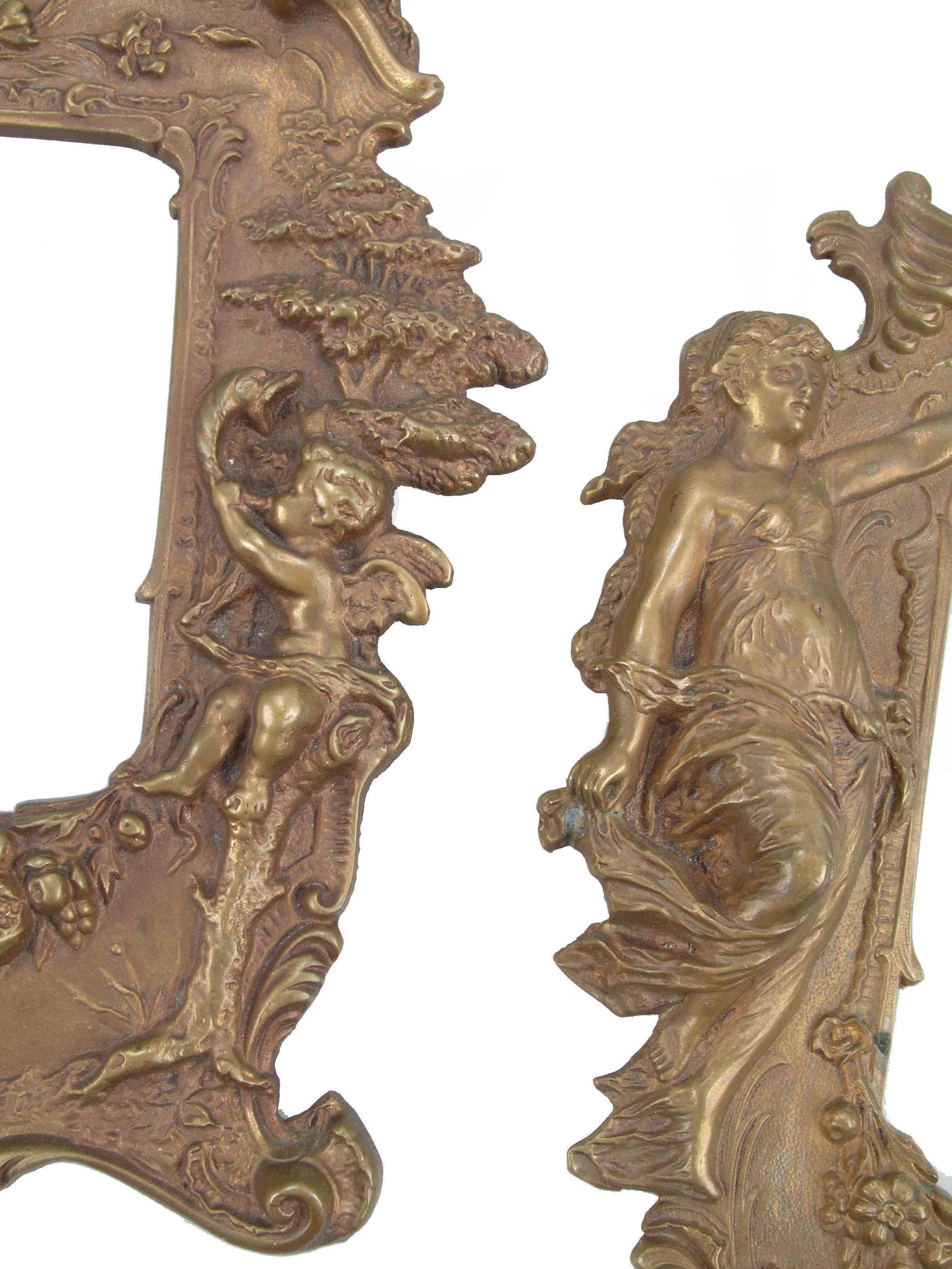 Moulage Paire de cadres en bronze Art Nouveau des années 1950 avec motifs d'anges en vente
