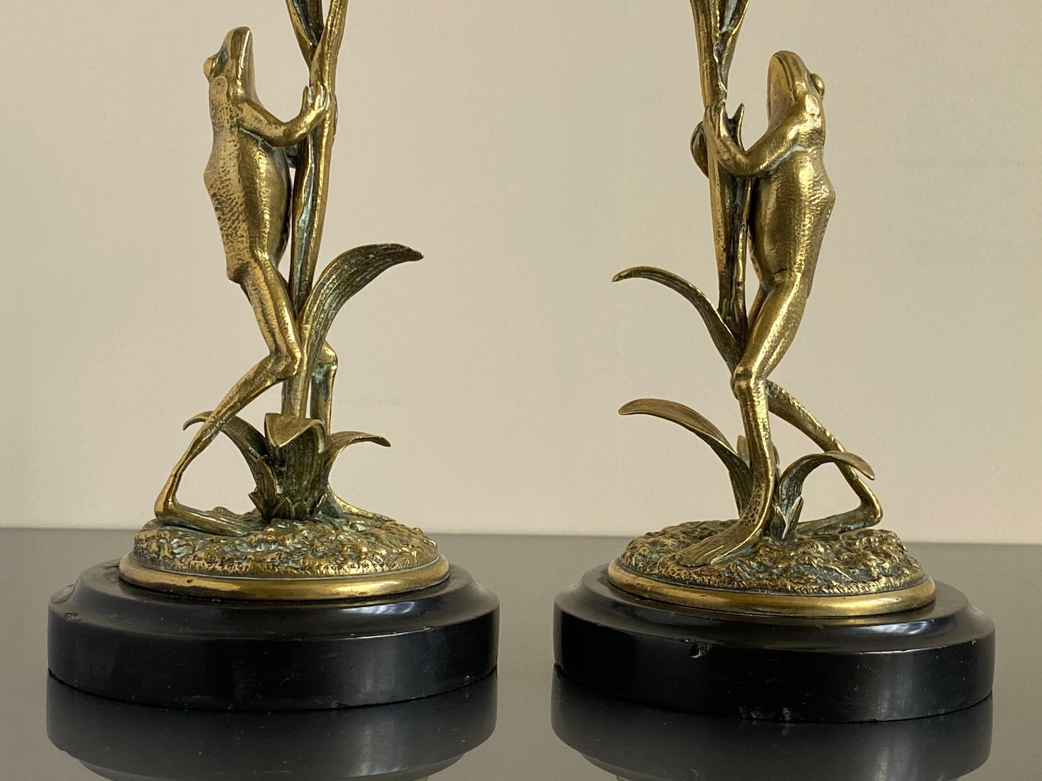 Art Nouveau Paar Kerzenstöcke aus Messing, modelliert als Frösche, die auf Lotusblumen klettern im Angebot 3