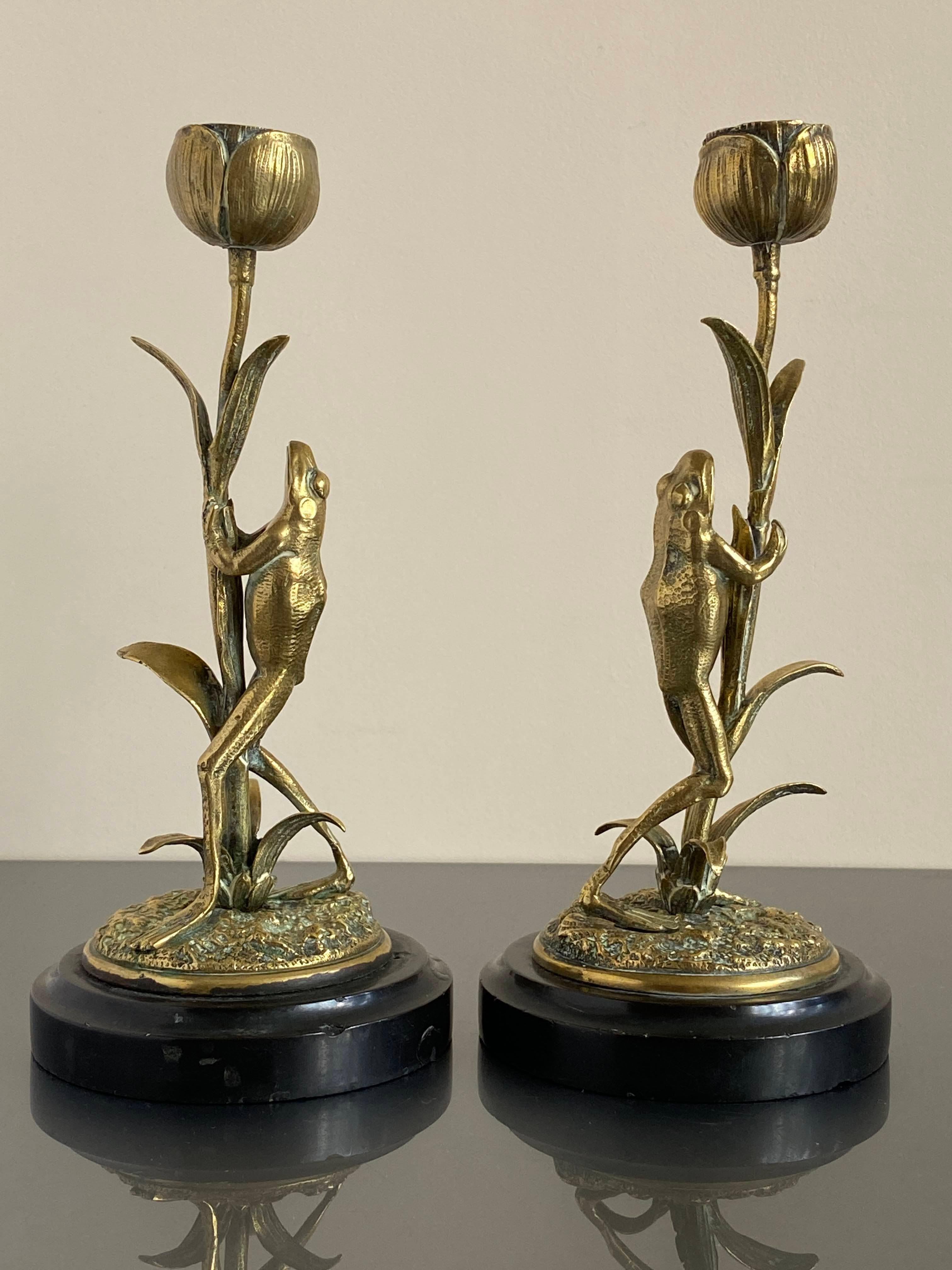 Art Nouveau Paar Kerzenstöcke aus Messing, modelliert als Frösche, die auf Lotusblumen klettern im Angebot 8