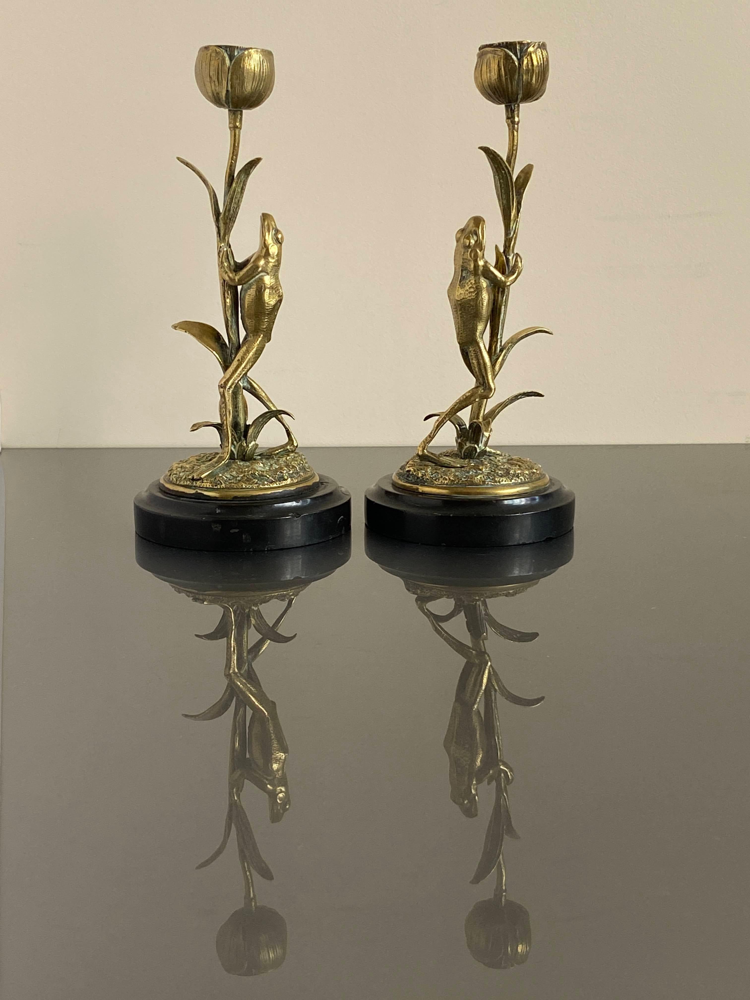 Art Nouveau Paar Kerzenstöcke aus Messing, modelliert als Frösche, die auf Lotusblumen klettern im Angebot 9