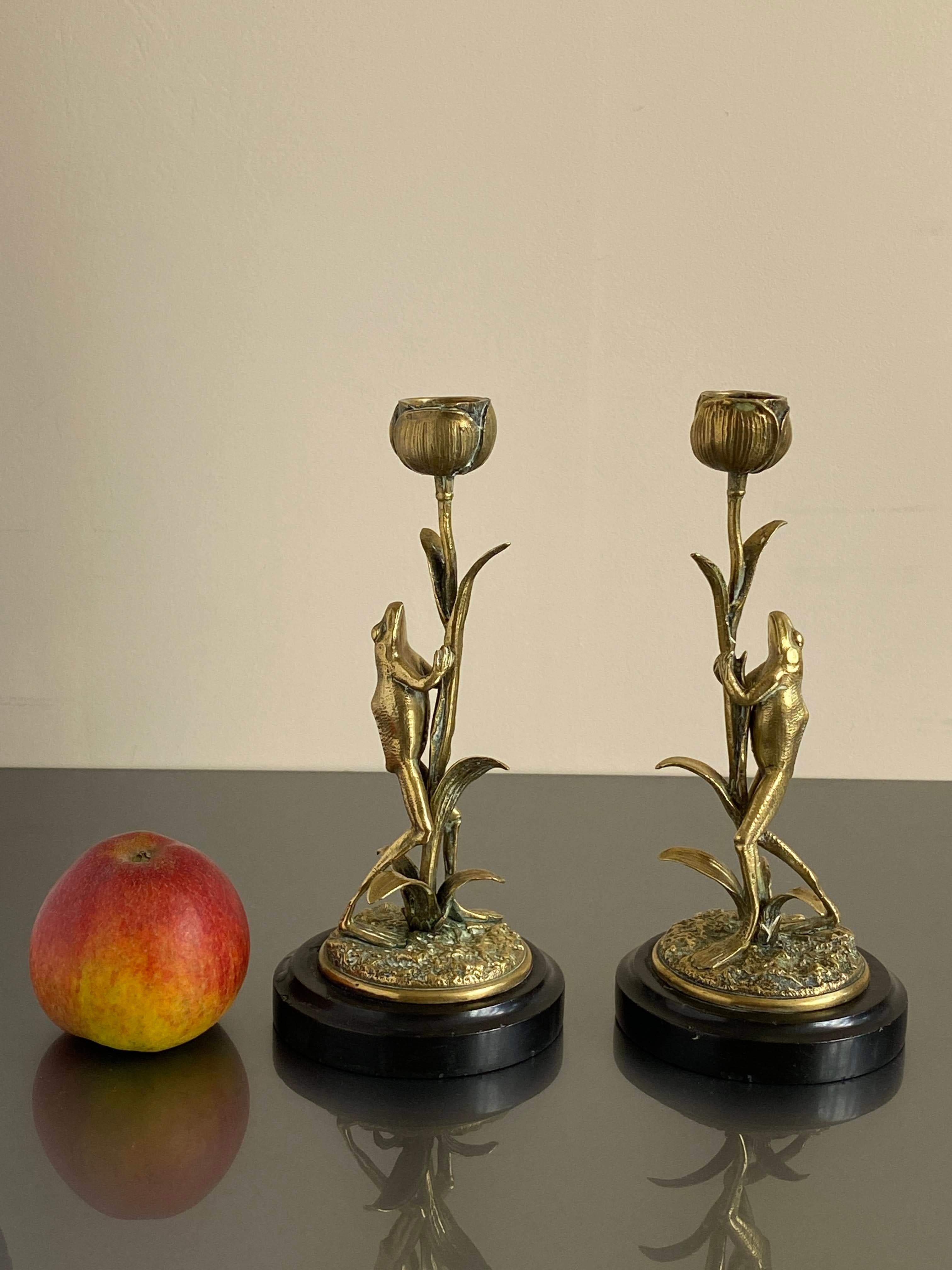 Art Nouveau Paar Kerzenstöcke aus Messing, modelliert als Frösche, die auf Lotusblumen klettern im Angebot 13
