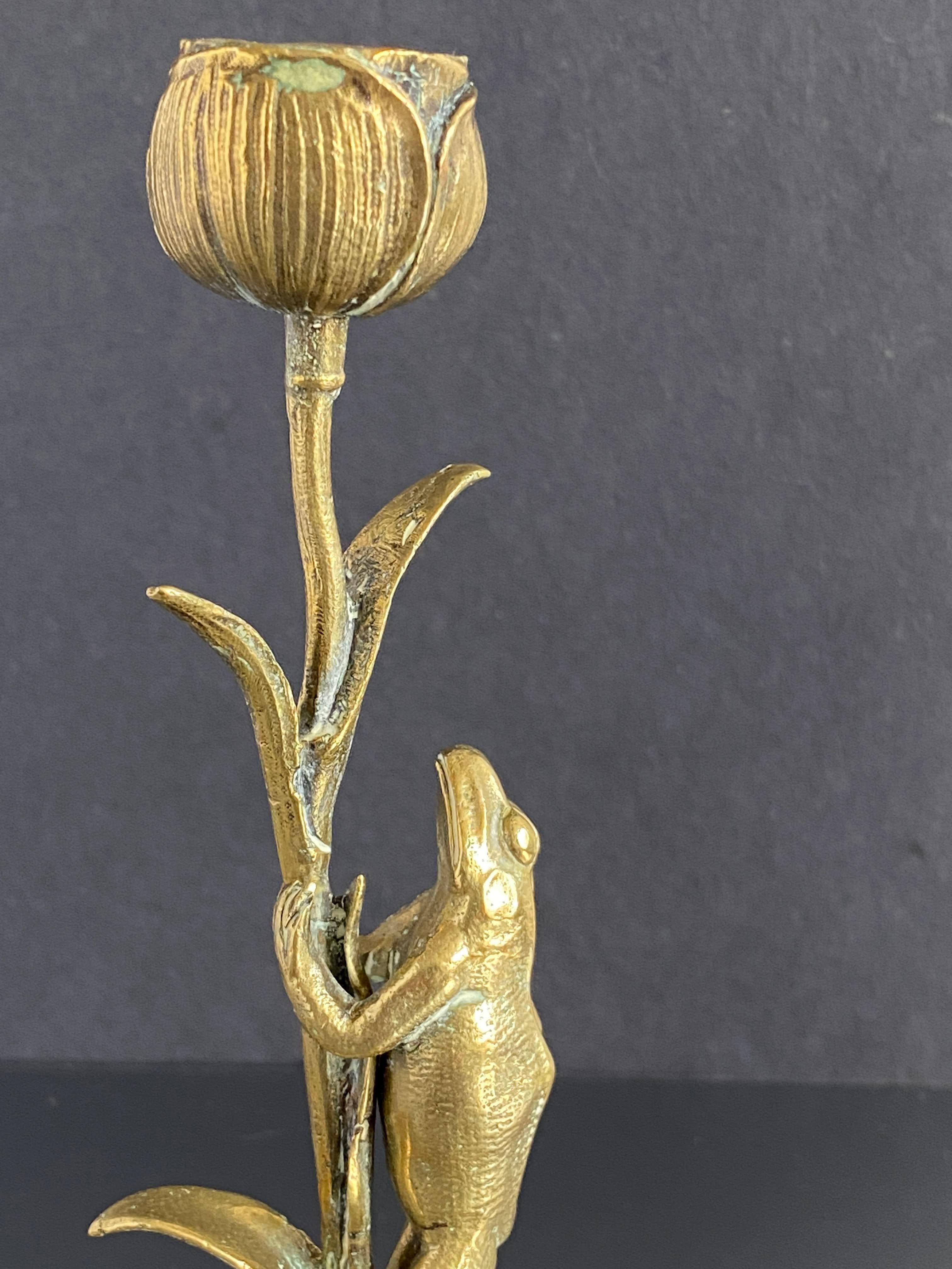 Inconnu Art Nouveau Paire de bougeoirs en laiton représentant des grenouilles grimpant sur des fleurs de lotus en vente