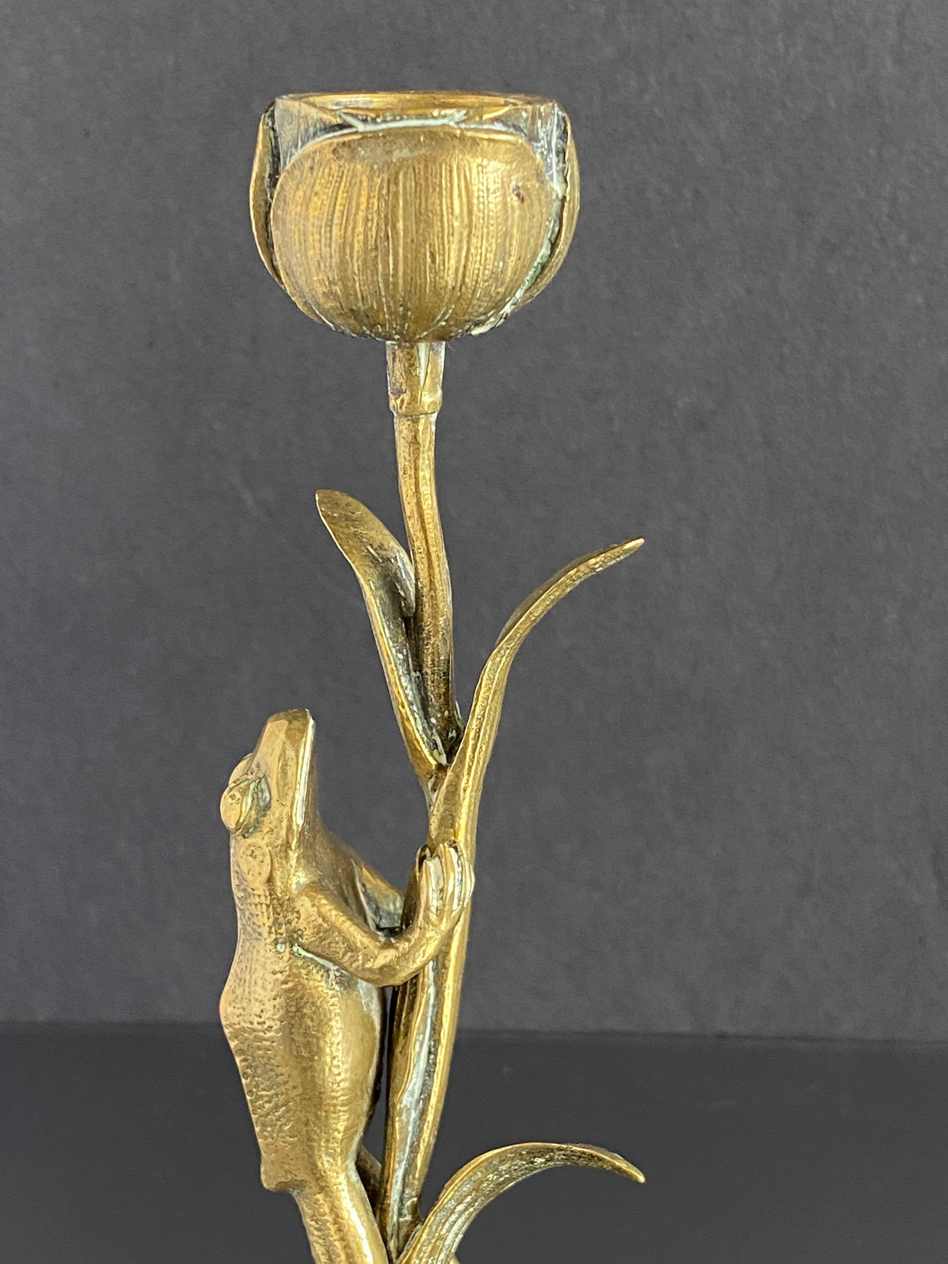 Art Nouveau Paar Kerzenstöcke aus Messing, modelliert als Frösche, die auf Lotusblumen klettern (Gegossen) im Angebot
