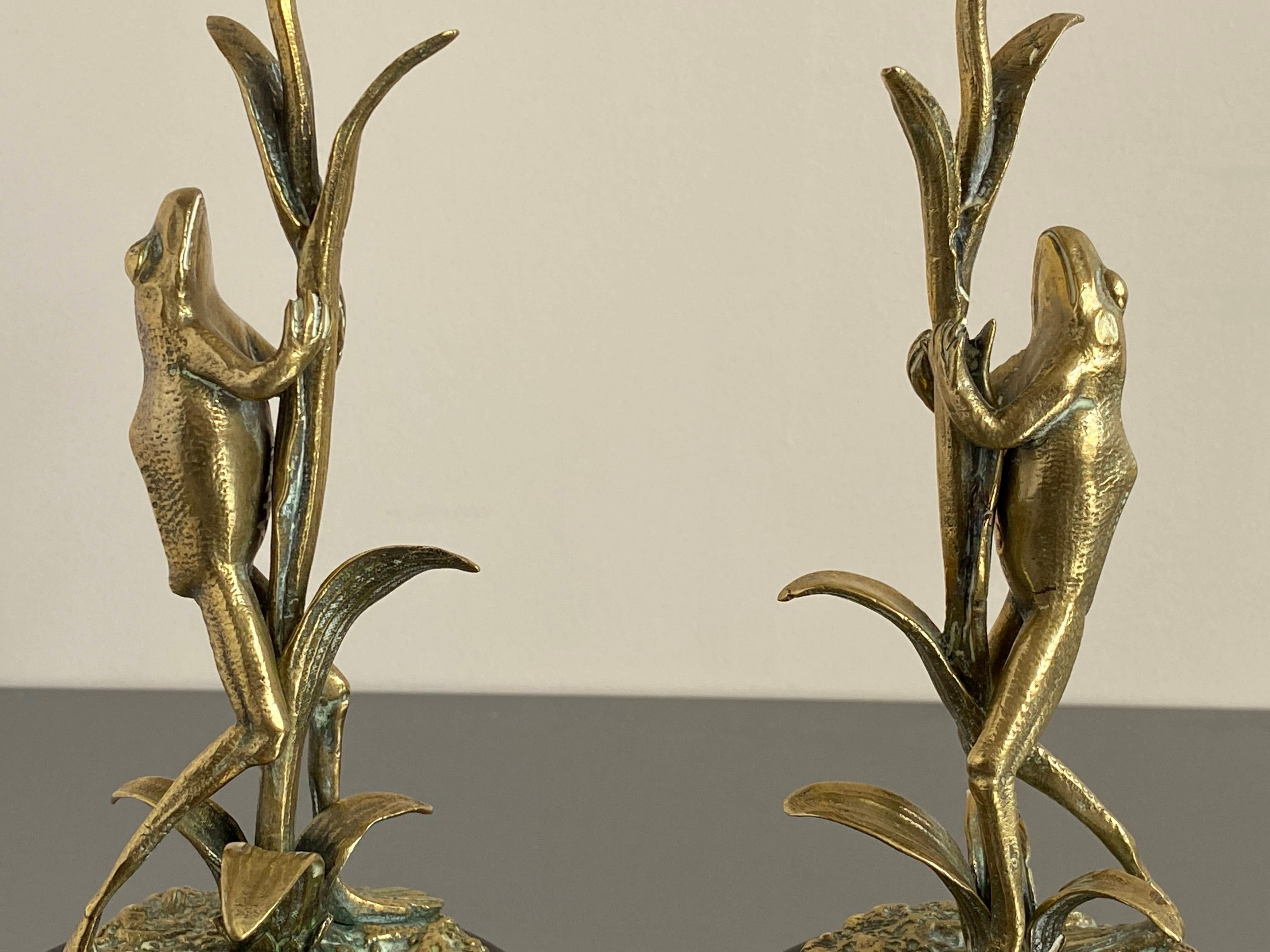 Art Nouveau Paar Kerzenstöcke aus Messing, modelliert als Frösche, die auf Lotusblumen klettern im Angebot 2