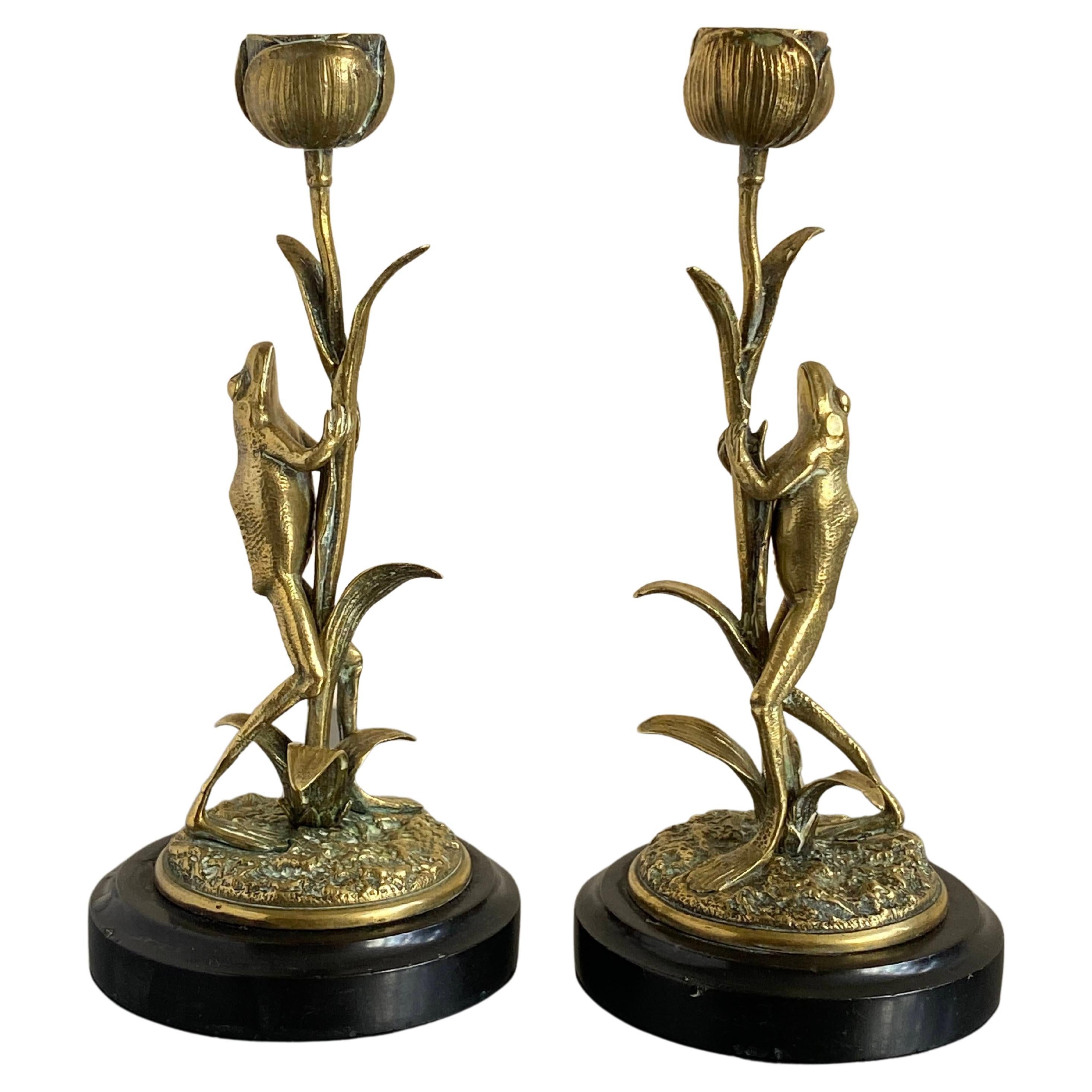 Art Nouveau Paar Kerzenstöcke aus Messing, modelliert als Frösche, die auf Lotusblumen klettern im Angebot