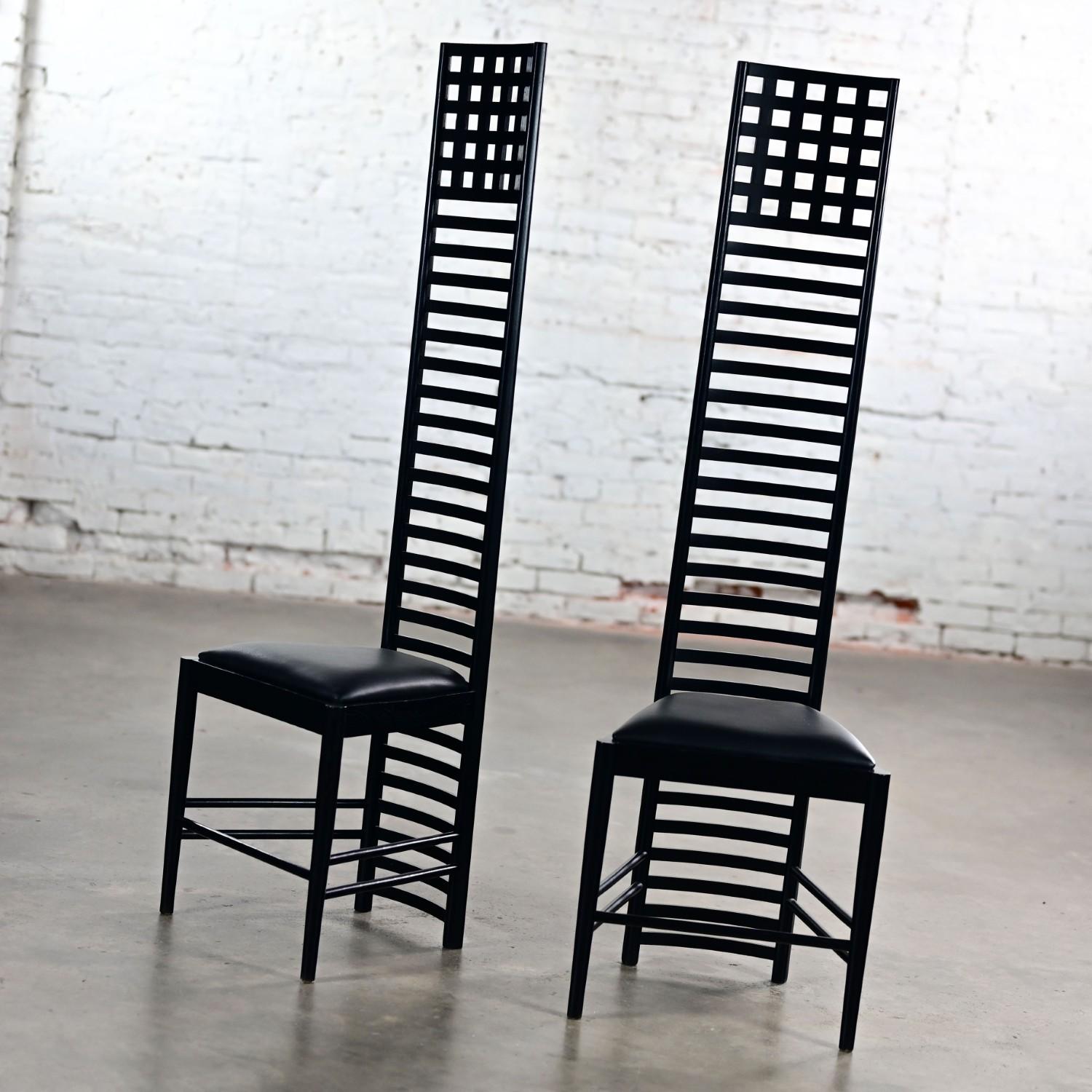 Incroyable paire de chaises Hill House de Charles Rennie Mackintosh, de style Art Nouveau, datant de la fin du XXe siècle, composée de cadres en bois peints en noir et d'assises en cuir noir. Byit, en gardant à l'esprit qu'il s'agit d'une pièce