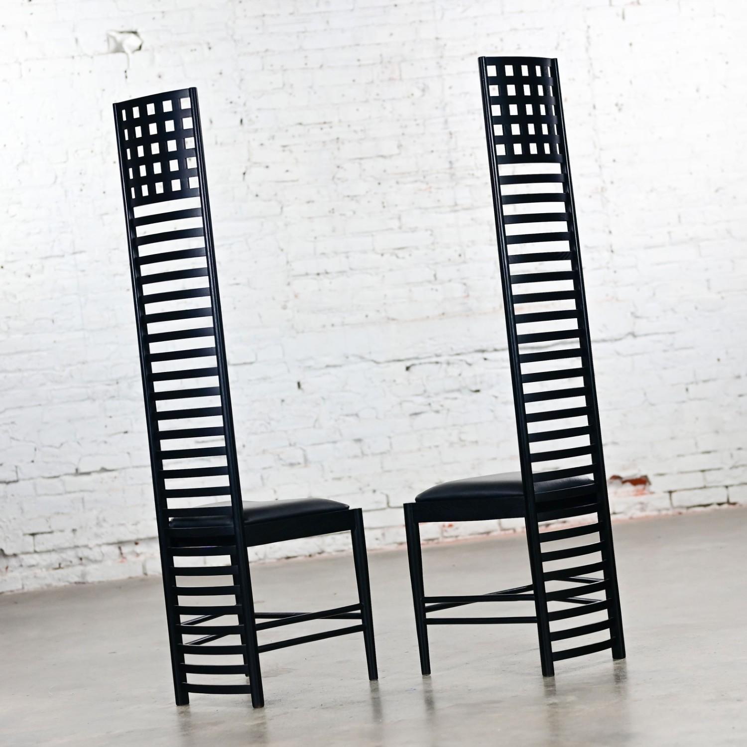 Art nouveau Paire de chaises Hill House Charles Rennie Mackintosh avec cadres noirs