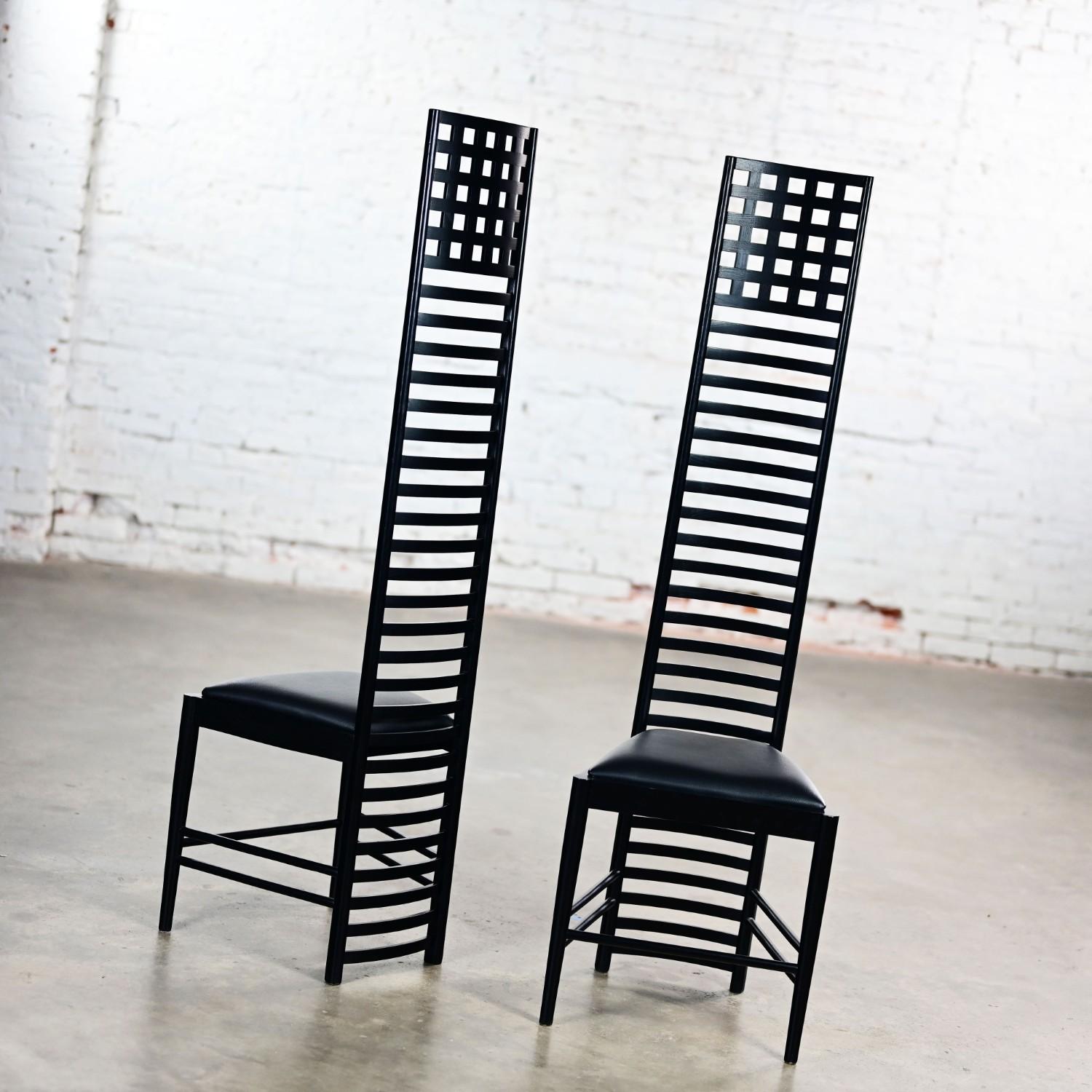 20ième siècle Paire de chaises Hill House Charles Rennie Mackintosh avec cadres noirs