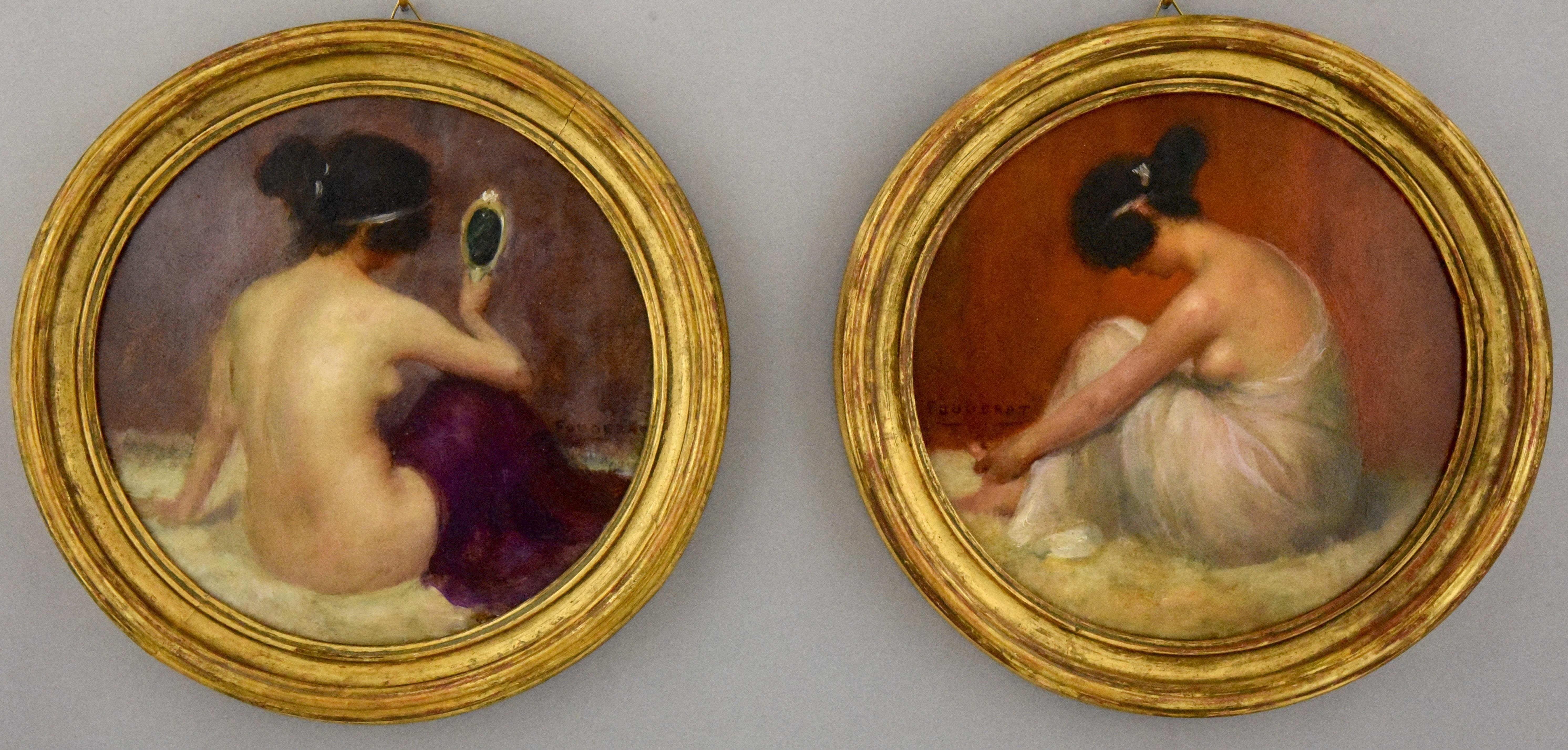 Hübsches Paar runder Jugendstil-Ölgemälde mit sitzenden Akten, um 1900.
Unterzeichnet von Emmanuel Fougerat, Frankreich 1869-1958.
Öl auf Karton. Mit original vergoldeten Holzrahmen. 

