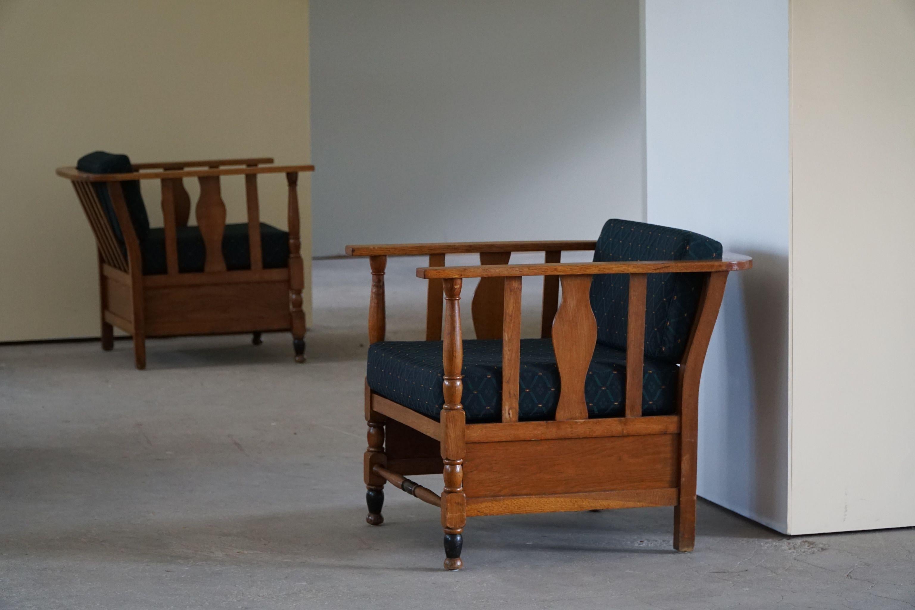Seltenes Paar skulpturaler Loungesessel / Sessel aus massiver Eiche, neu gepolstert mit Stoff im königlichen Stil. Hergestellt von einem dänischen Möbelschreiner in den frühen 1900er Jahren.
Diese schönen Vintage-Stühle passen zu vielen modernen