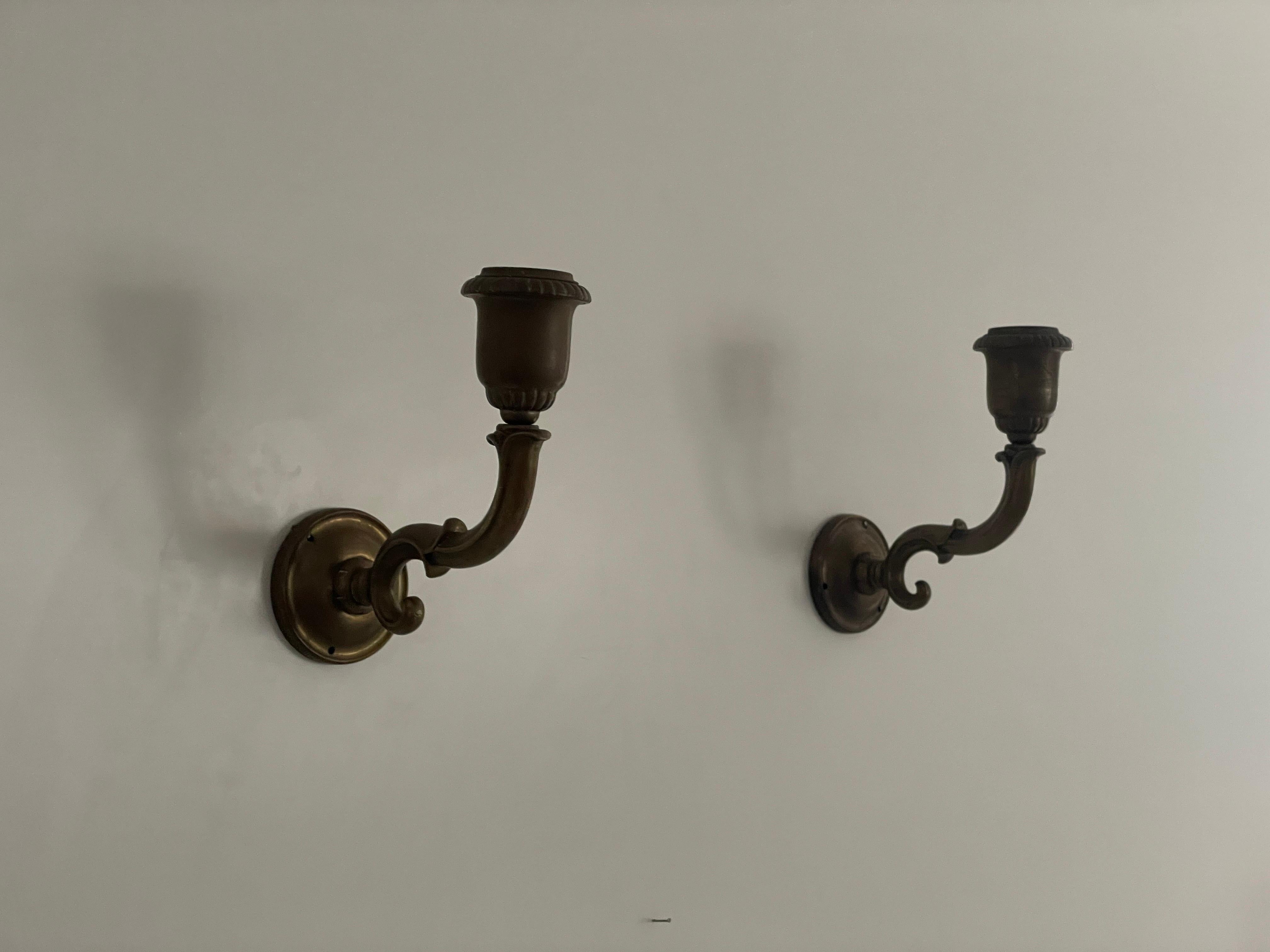 Coppia di lampade Art Nouveau in ottone, anni '40, Germania
Lampade da parete molto eleganti e minimaliste
La lampada è in ottime condizioni.

Queste lampade funzionano con lampadine standard E27. 
Cablato e adatto all'uso in tutti i paesi. (110-220